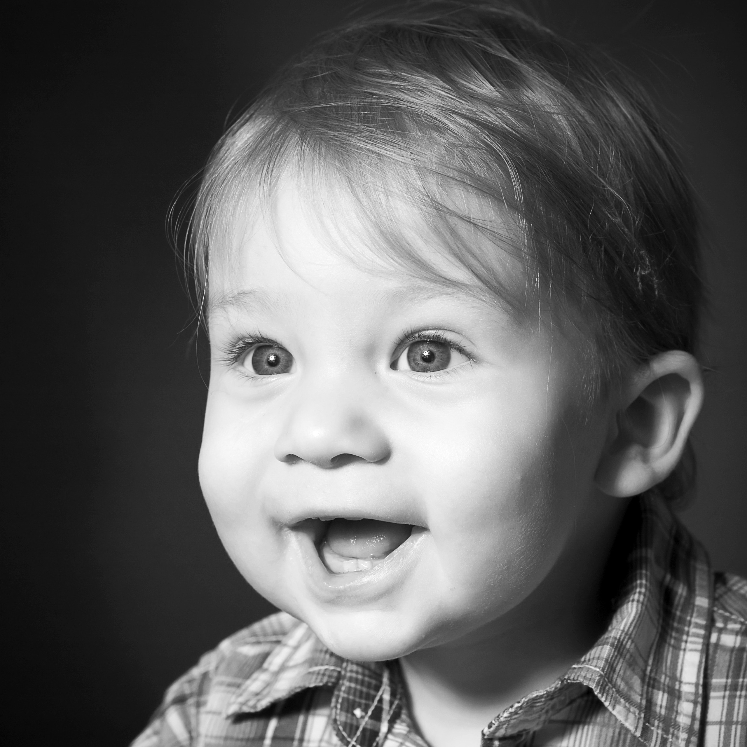 Озорной ребёнок улыбается родителям