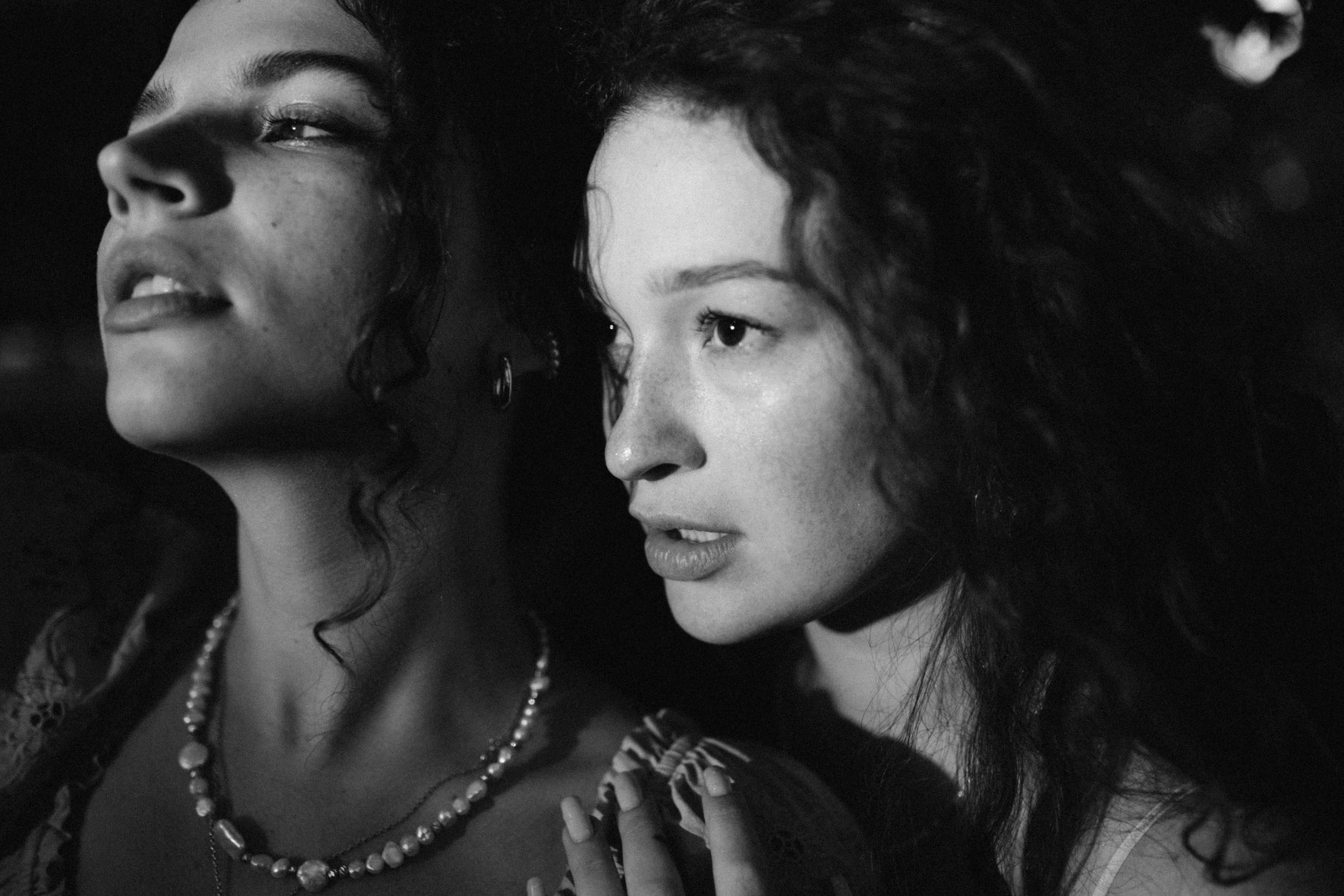 Черно-белый портрет двух девушек 