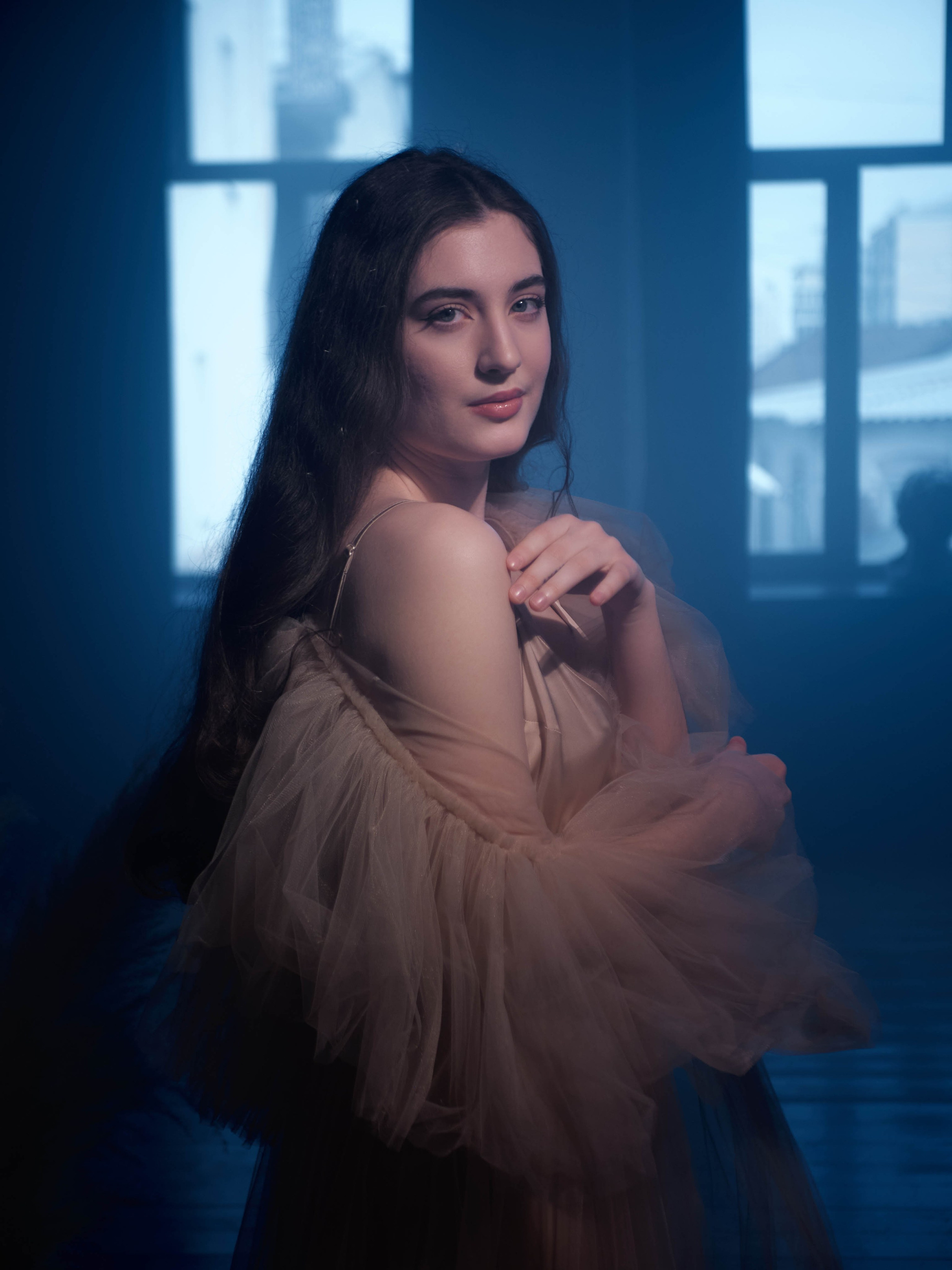 Девушка в бежевом платье, контраст переднего и заднего планов.