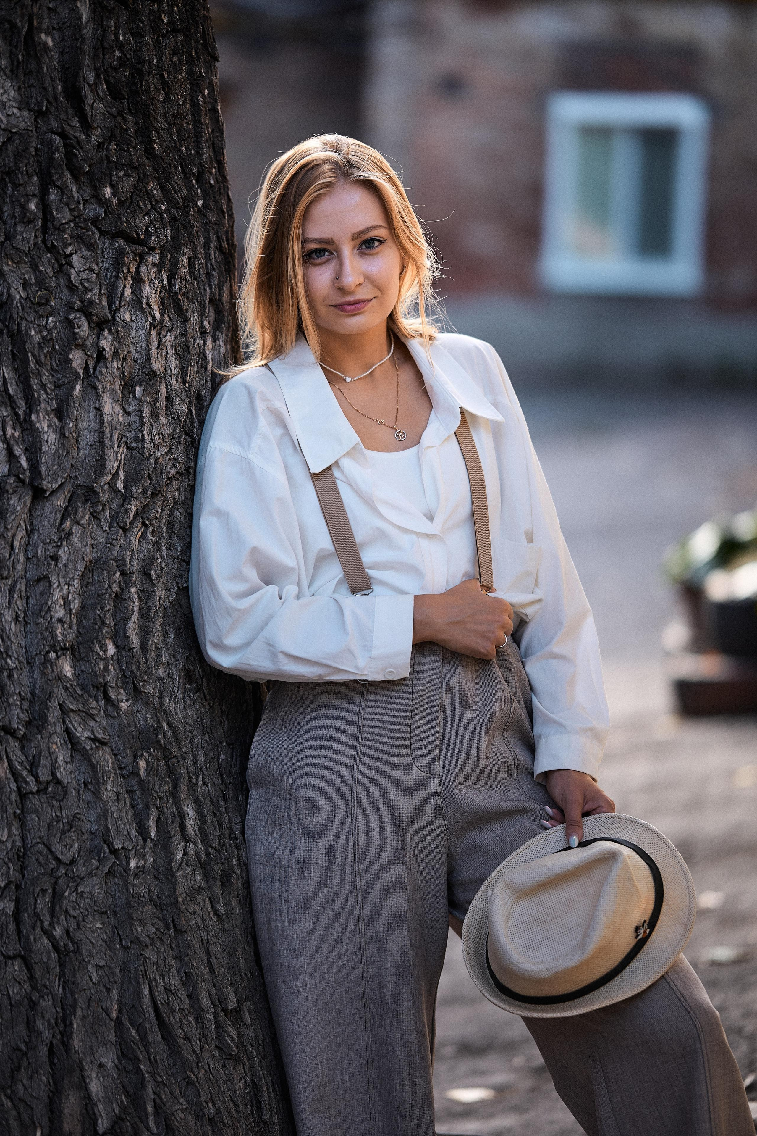 Лиза. Девушка стоит со шляпой