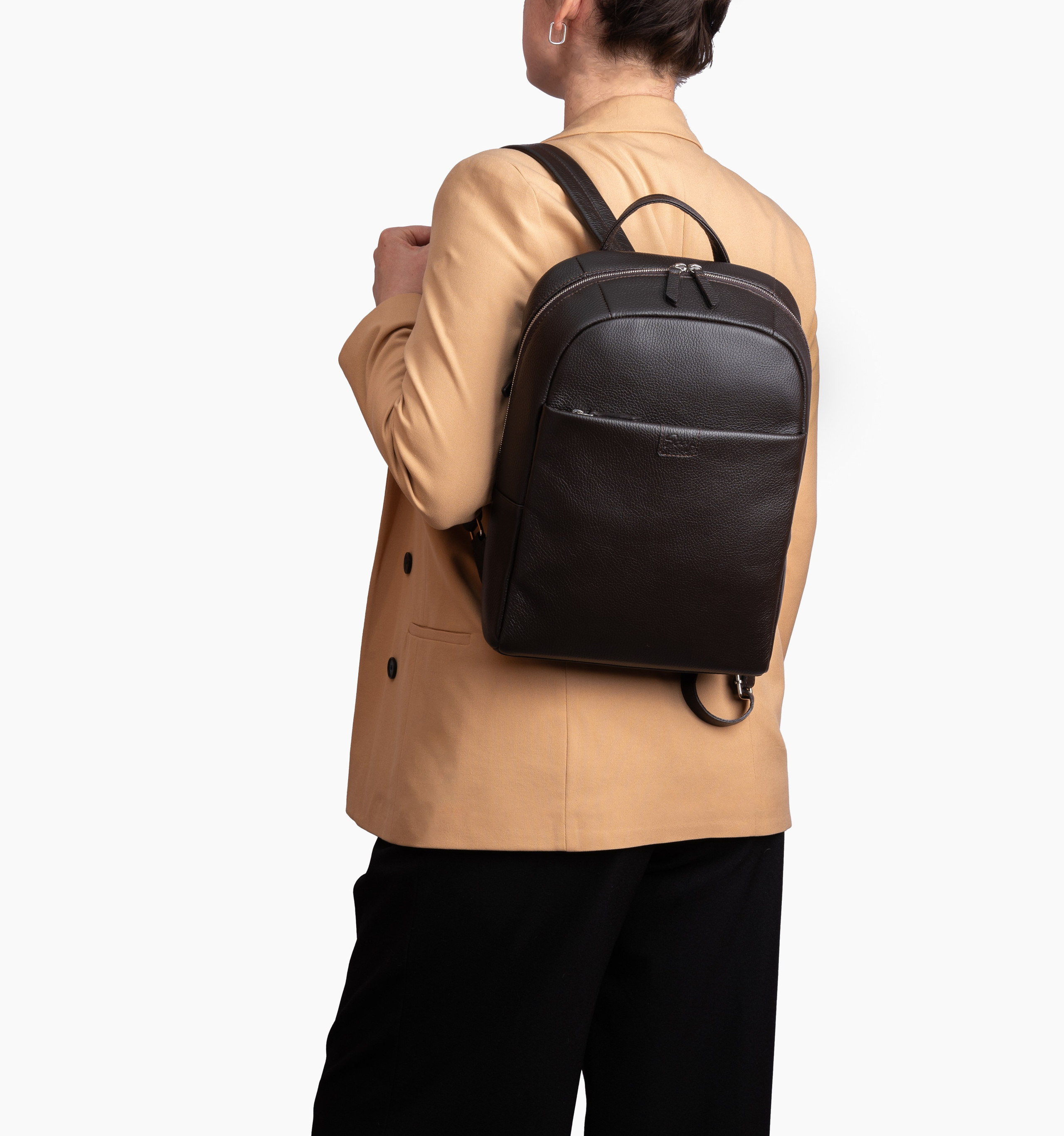 Съёмка кожаного рюкзака для маркетплейса ozon и wildberries, и для социальных сетей. Предметный фотограф Санкт-Петербург