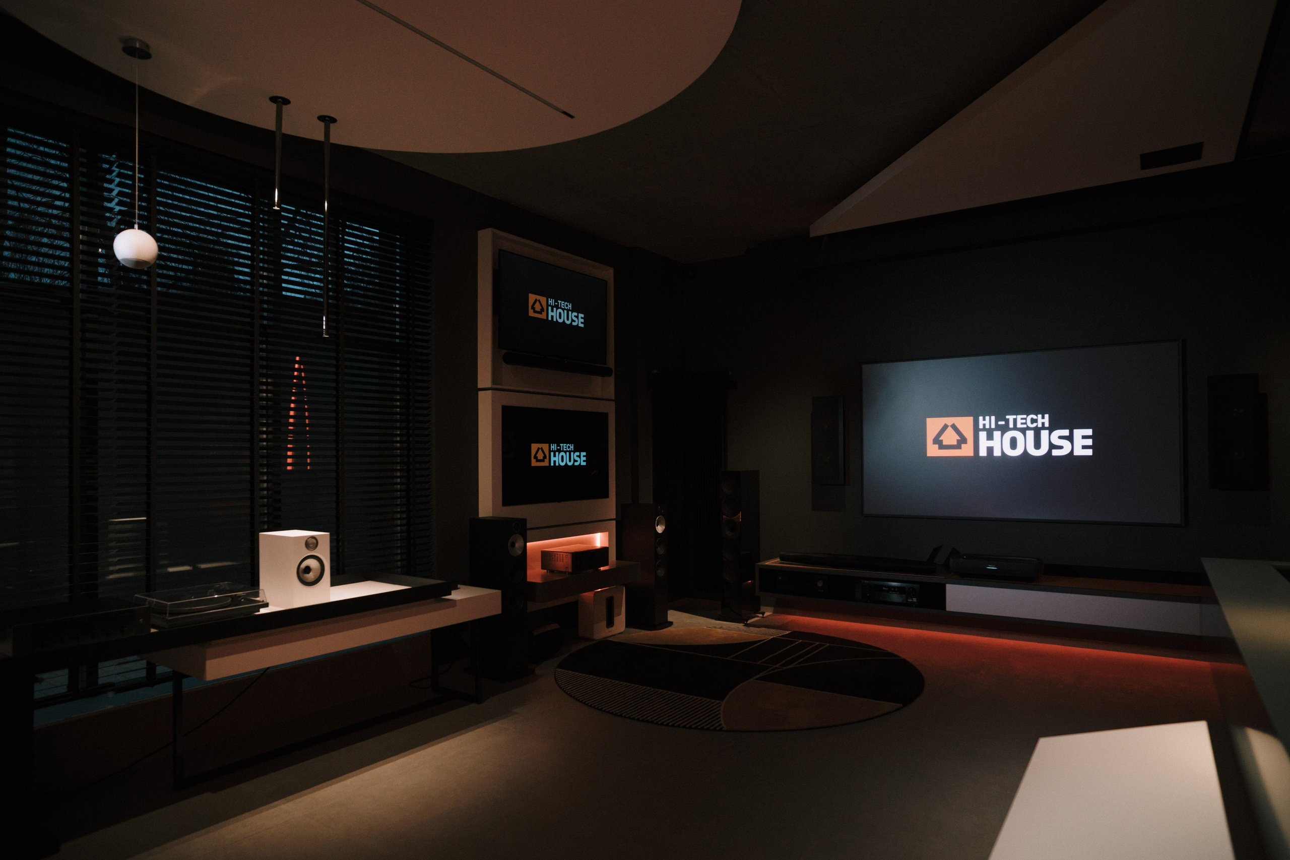 HI-TECH HOUSE. Свадебный и семейный фотограф Никита Корохов