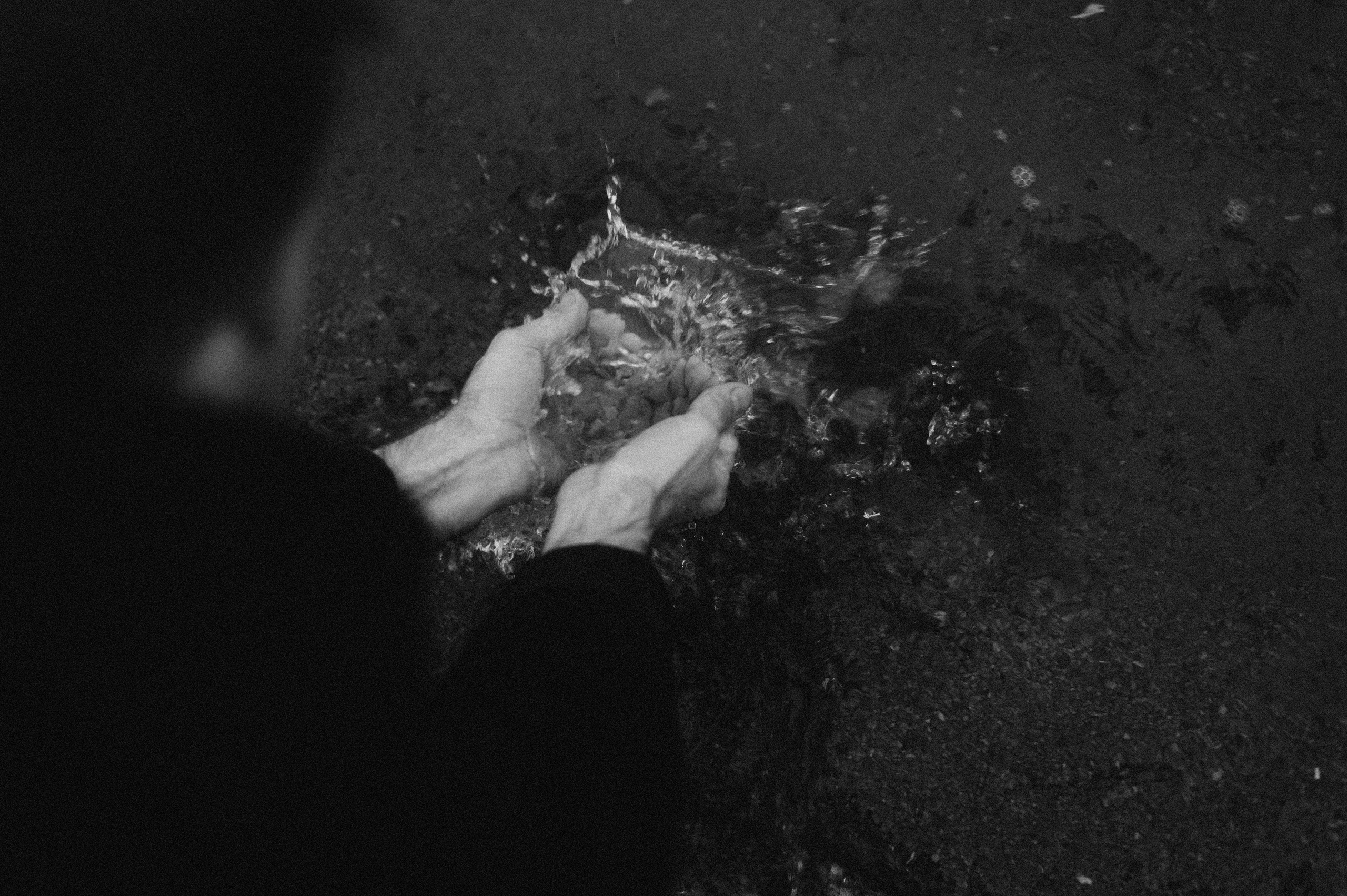 Арсений, пасмурная вода в осени. Свадебный фотограф в Ярославле Денис Медоваров