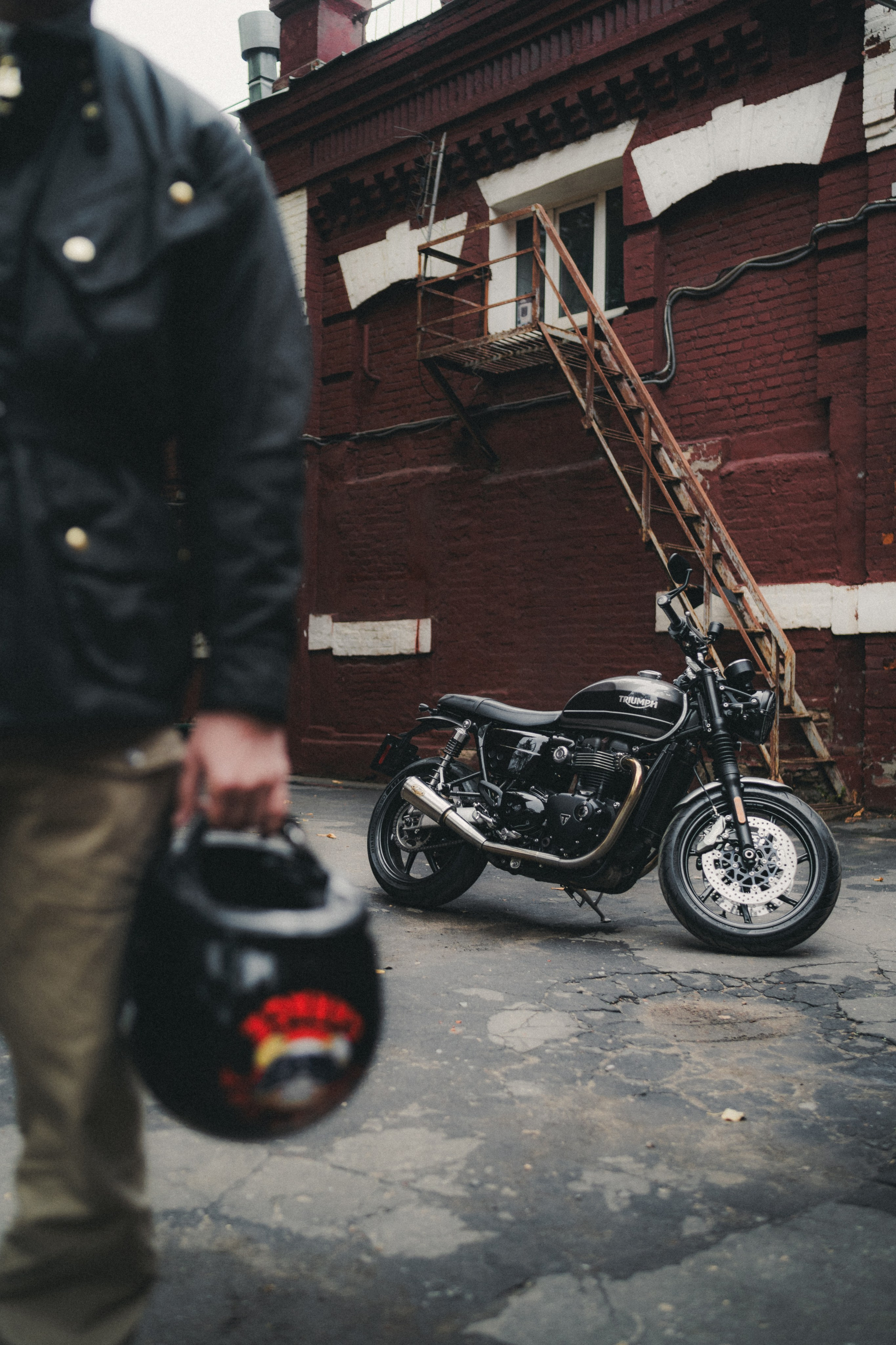 Triumph Speed Twin 1200 x Serge. Фотограф Илья К. в Москве