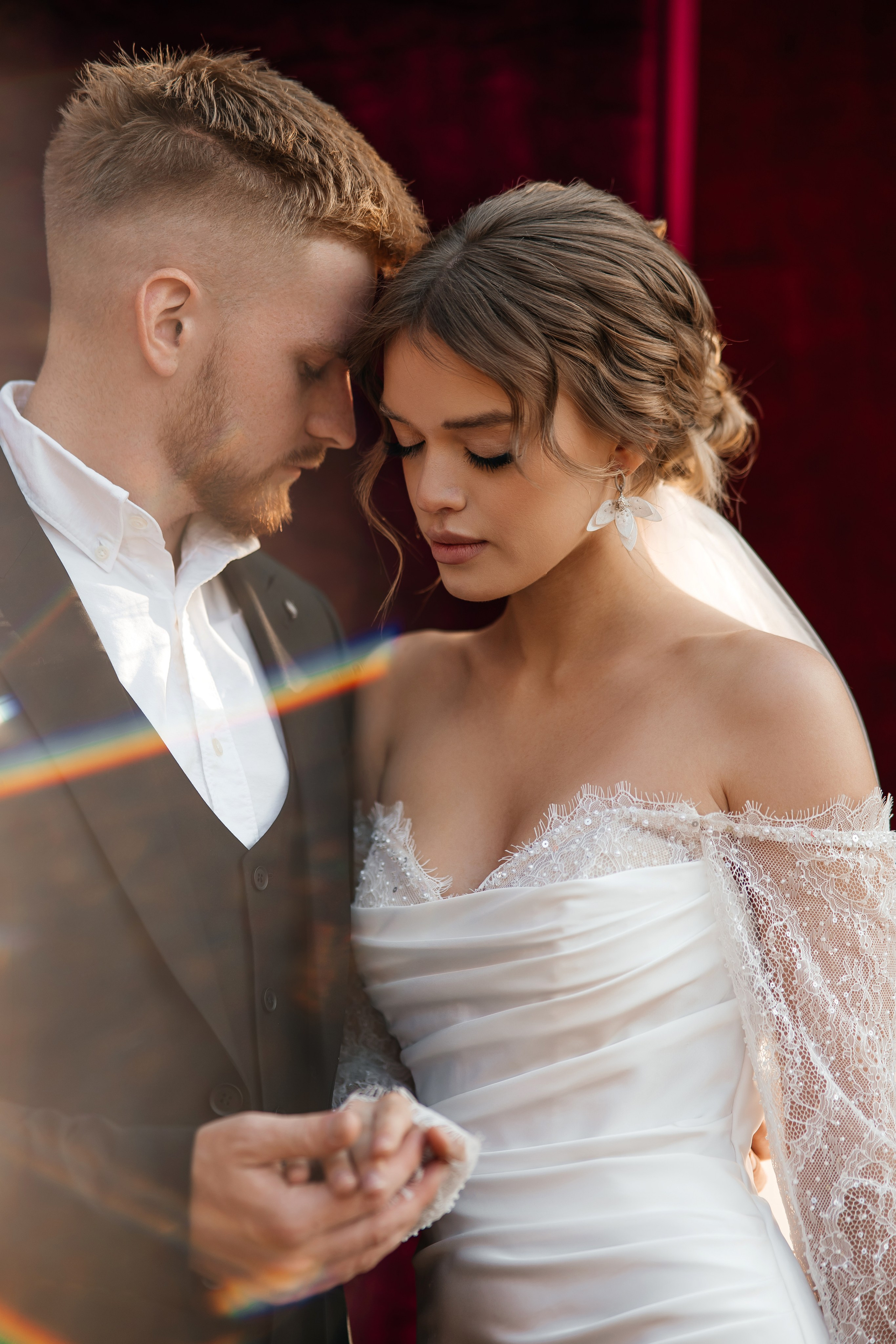 Свадебная церемония на фотозоне из красного бархата. Свадебный фотограф Елена Рякина