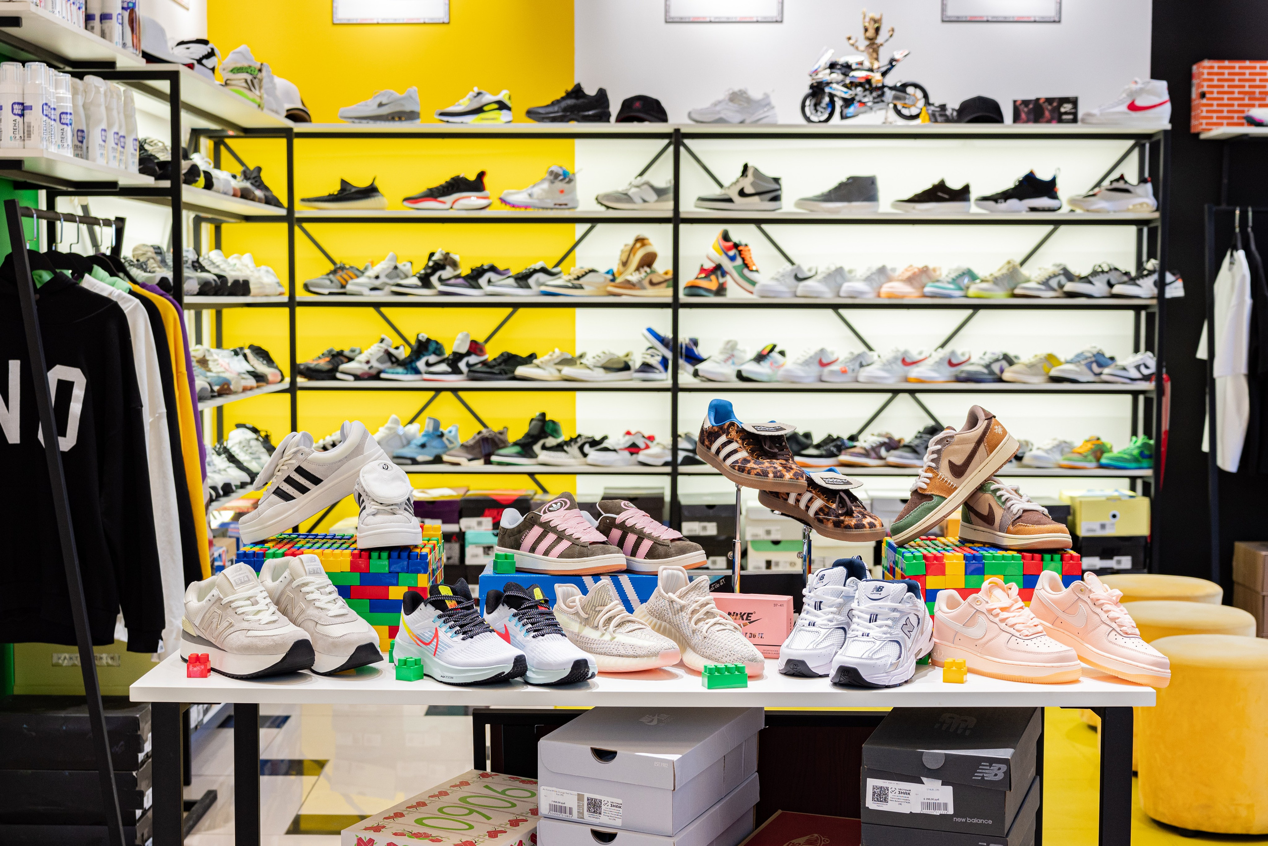 Интерьер. Магазин кроссовок. Предметный фотограф, фото для маркетплейсов Пятигорск, КМВ