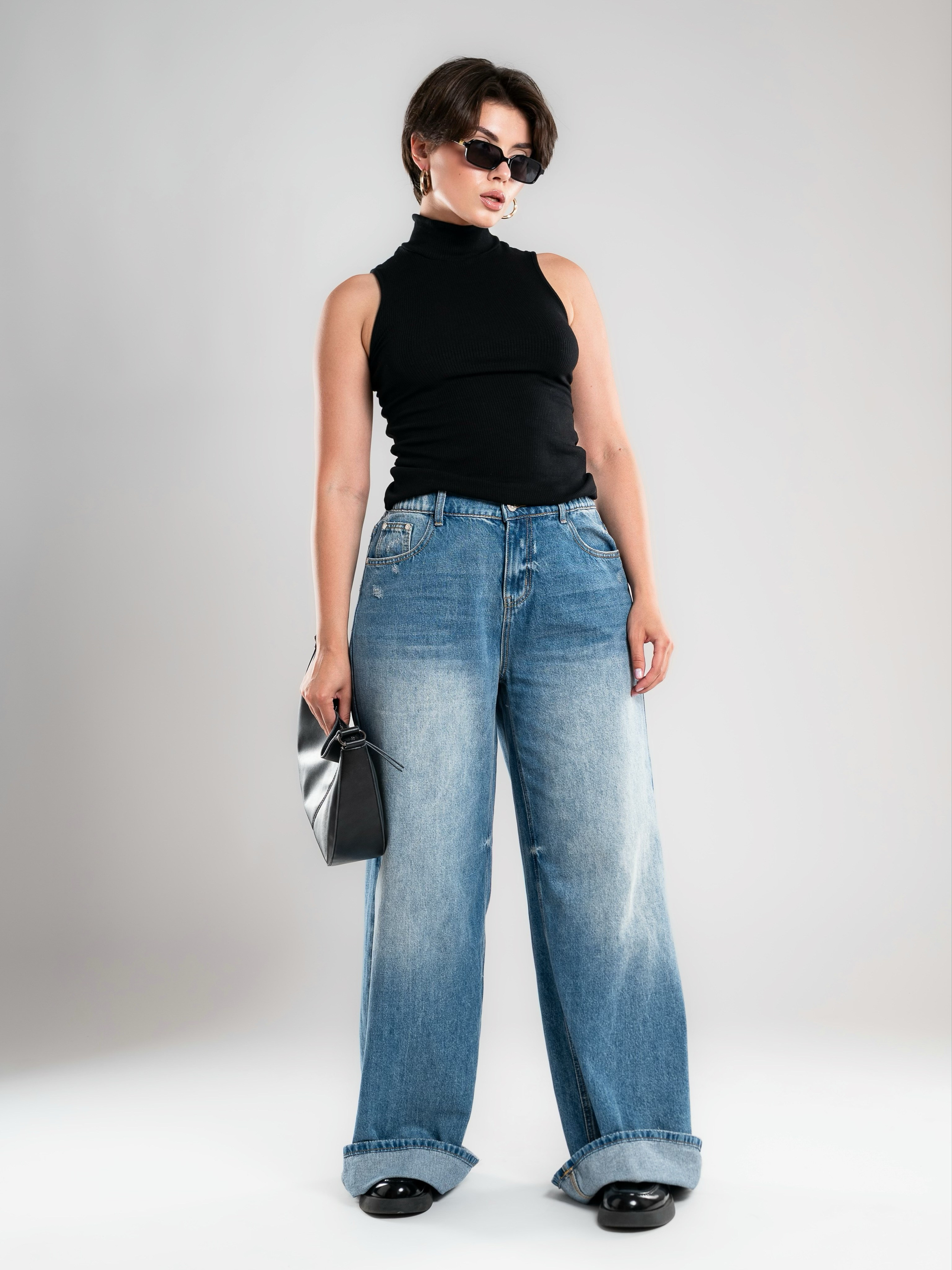 Джинсы на 2х моделях. Предметный фотограф, фото для маркетплейсов Пятигорск, КМВ