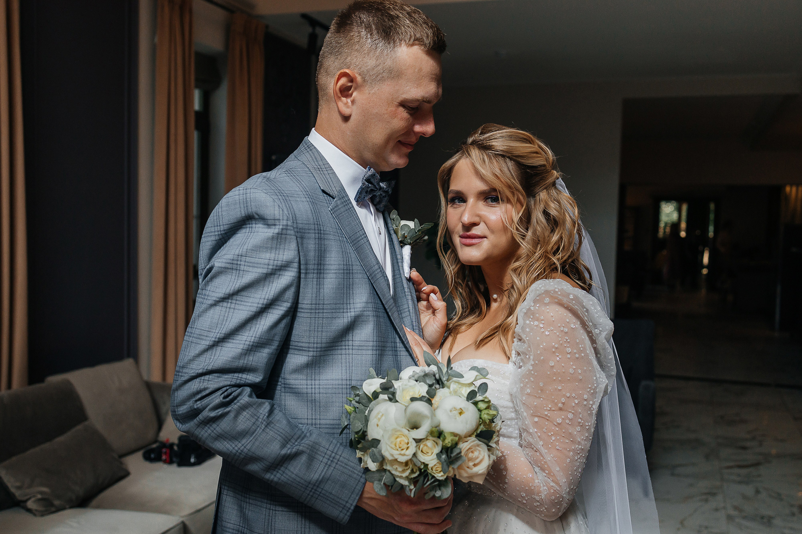 Трогательная выездная церемония в уютном дворике отеля. Олег Сверчков | Свадебный фотограф Вологда