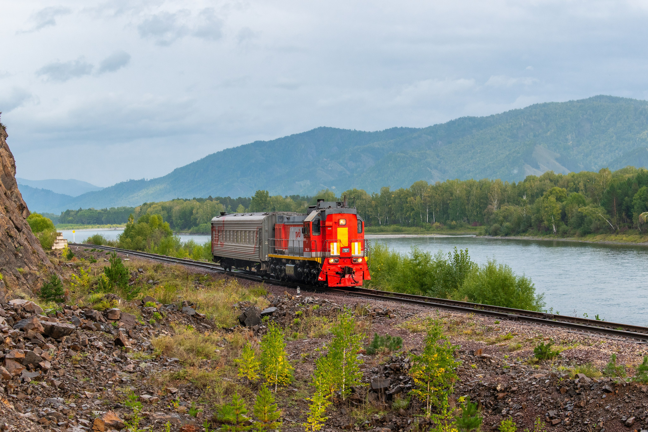 Маневровый ТЭМ18ДМ-708, перегон Усть-Есь — Абаза с пригородным поездом № 6804 Аскиз — Абаза. 