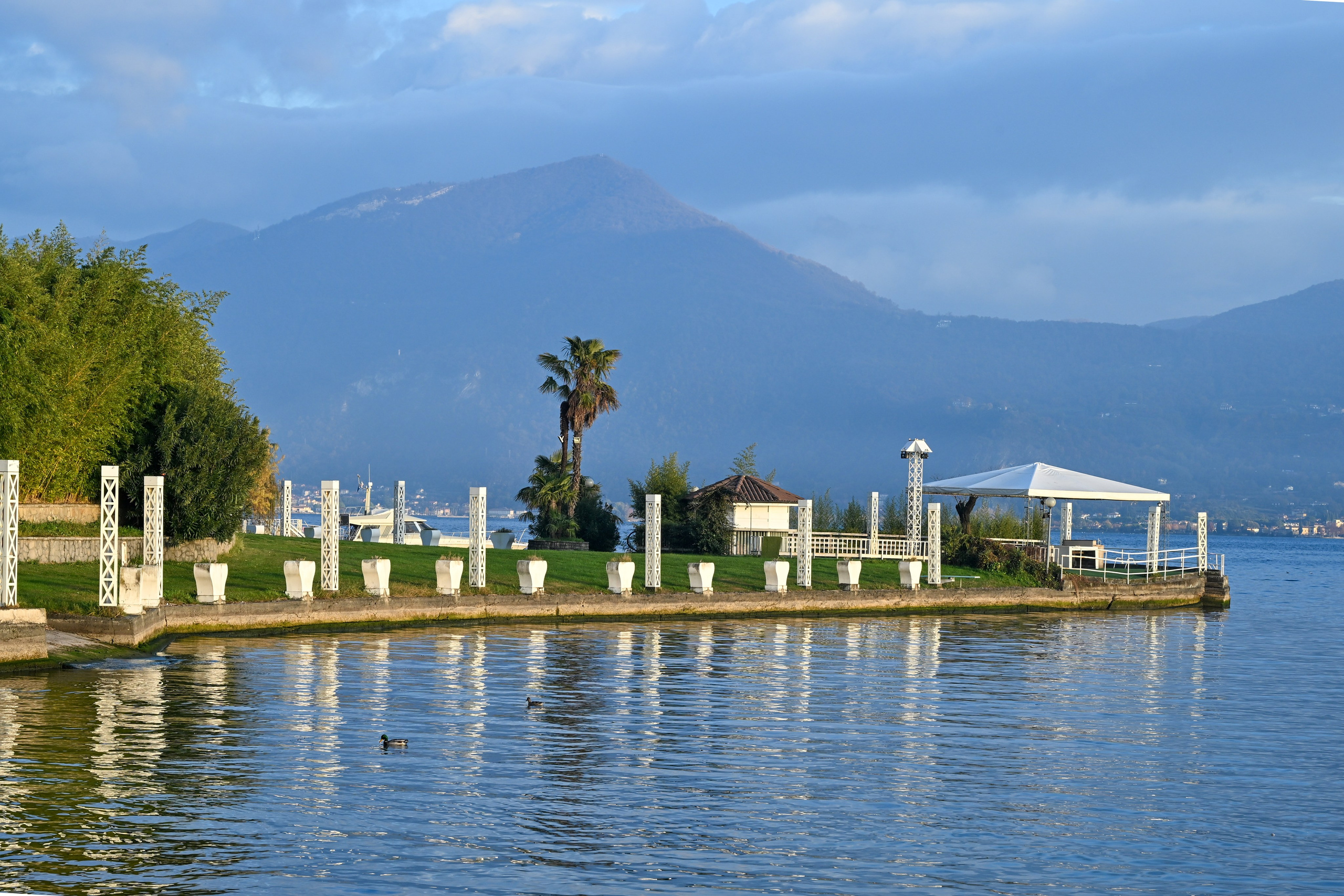 Lago d'iseo and hotel. Фотограф Минск