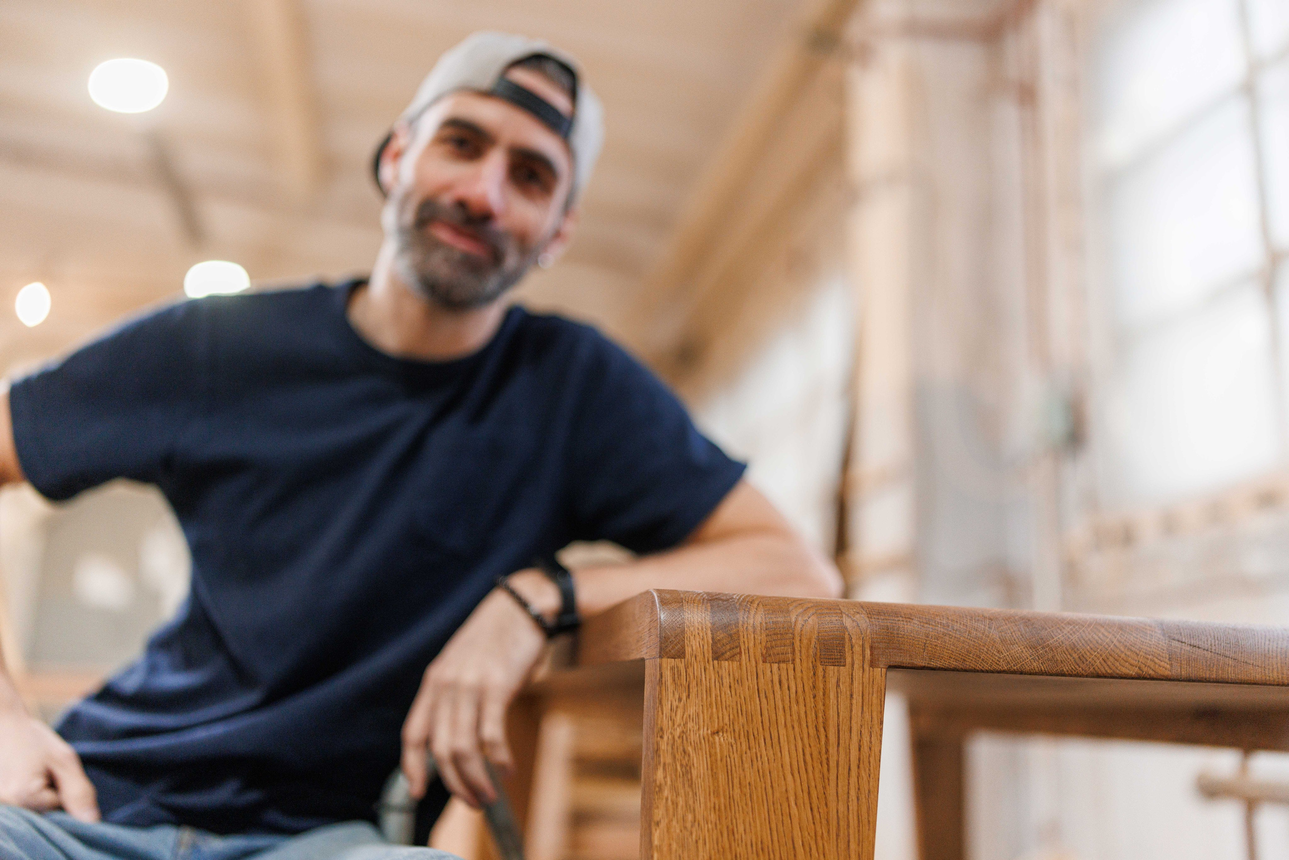 Артур и его стулья. Фотограф Балаев Михаил