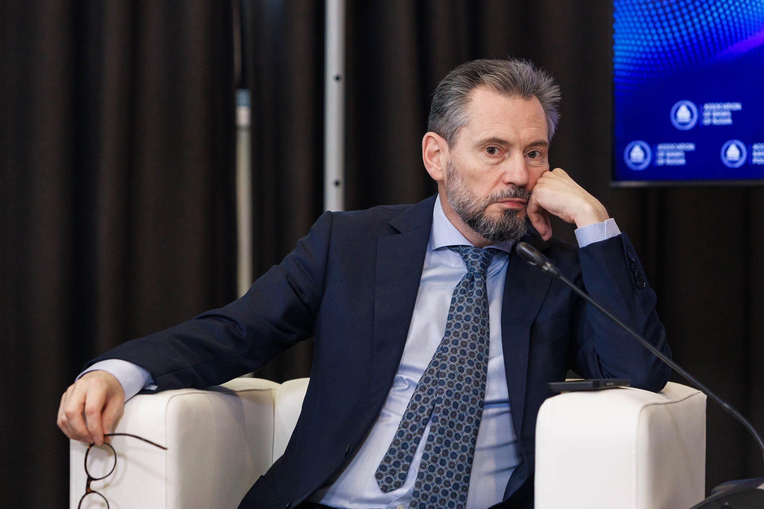 Гости банковского форума во время коктейля, деловое общение финансистов в Сочи