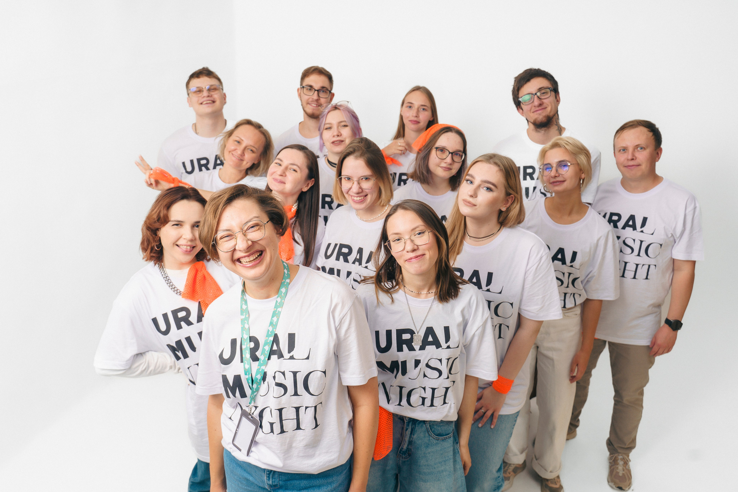 Фотосессия коллектива в белых футболках на белом фоне