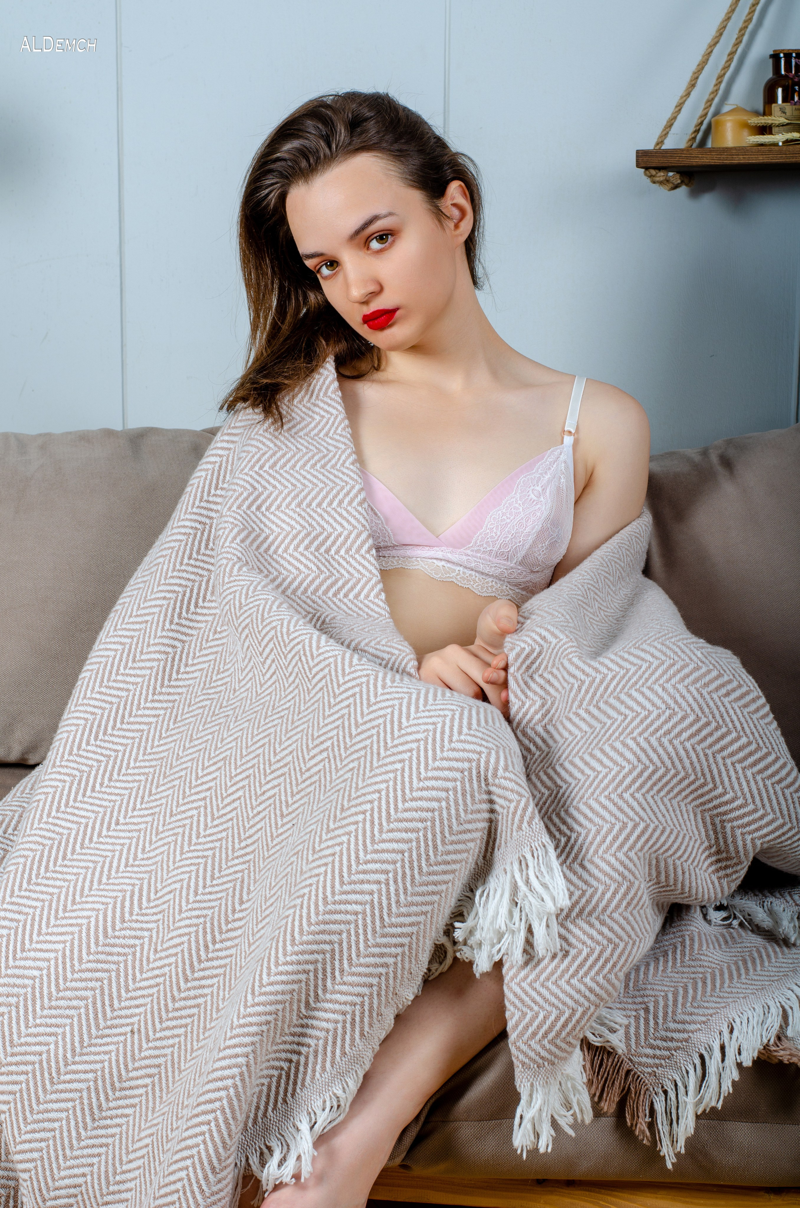 Фотосессия девушки в розовом нижнем белье в студии