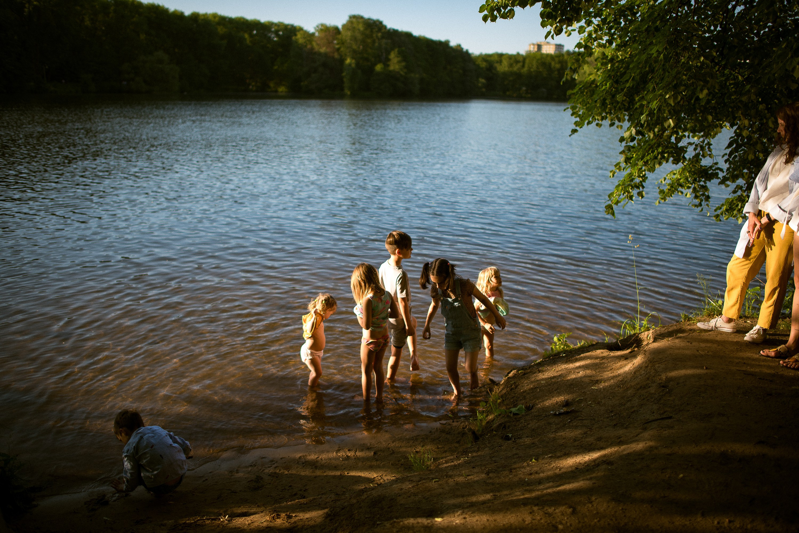 Park Family Walk. Documentary family photography in Barcelona and beyond