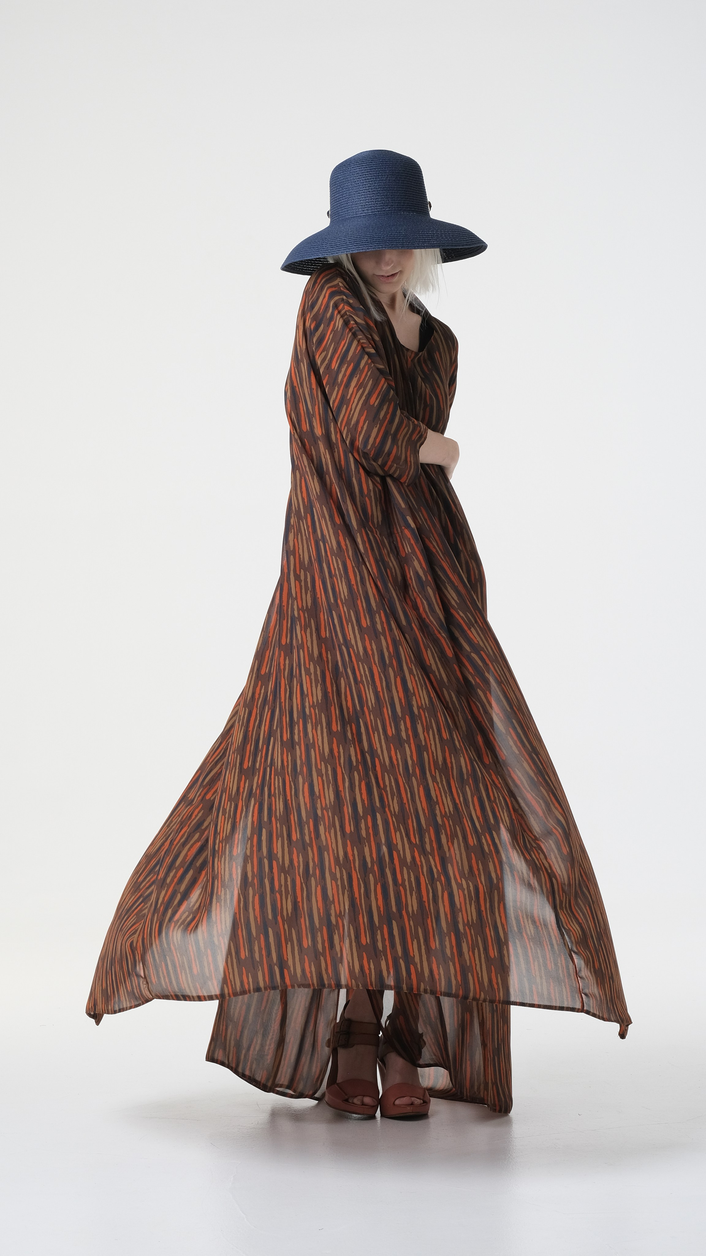 Стильная и качественная каталожная фотосъёмка в Москве. Девушка в длинном платье с зеленой шляпой на голове.