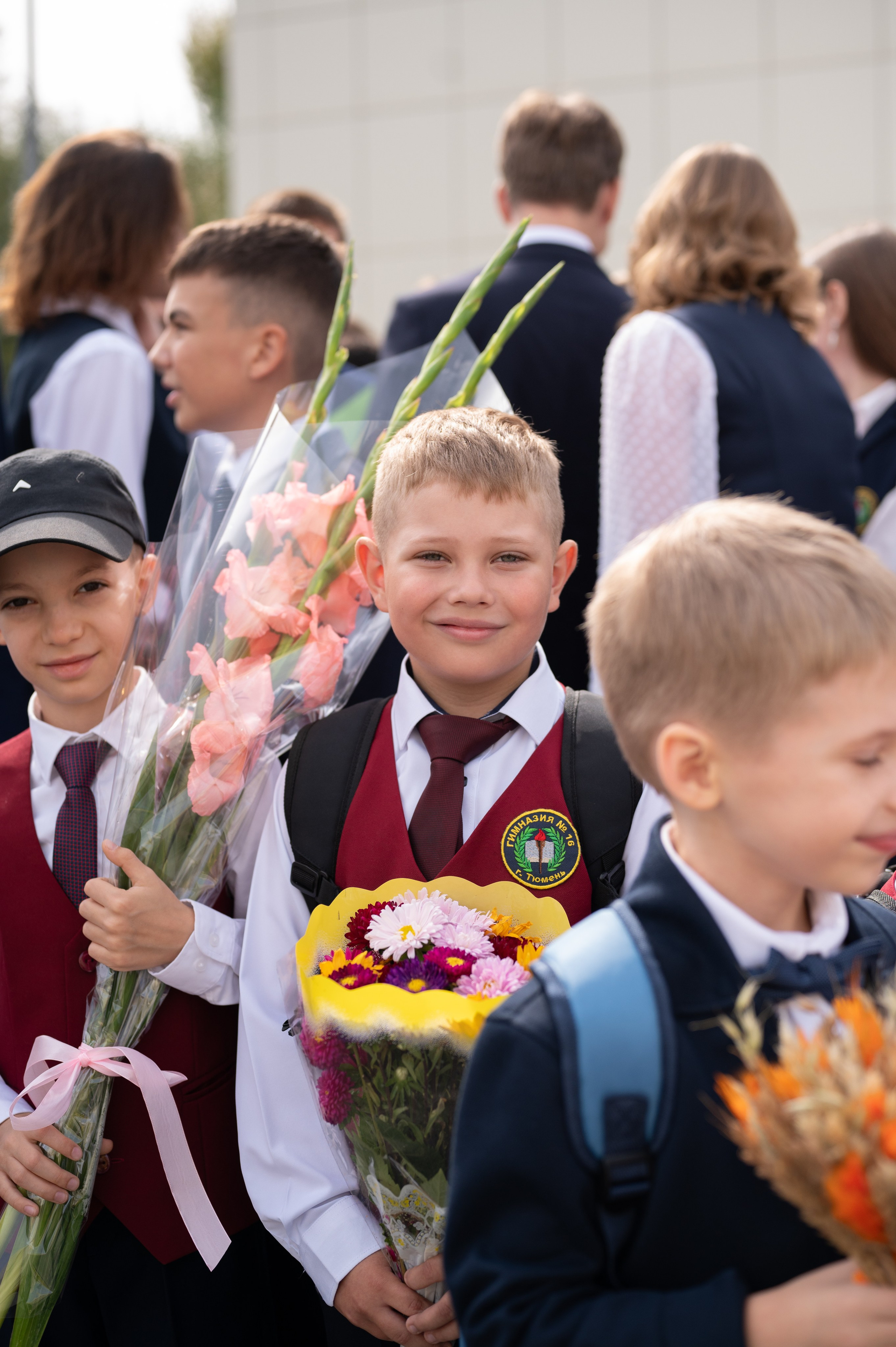 1 сентября 16 гимназия 2 класс (линейка + в классе+ на улице). Фотограф новорожденных, семейный детский в Тюмени Татьяна Морозова