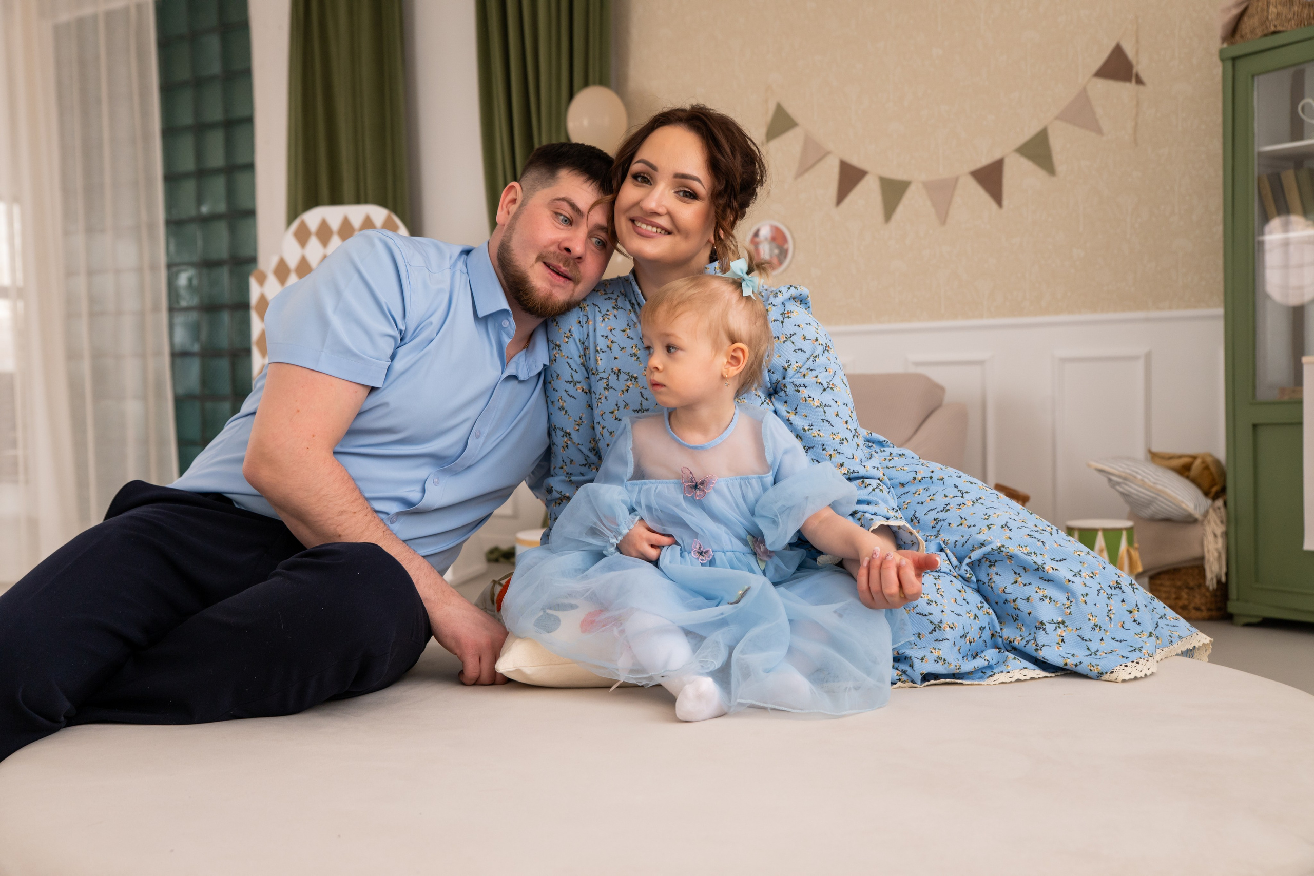 Александр и Анастасия и доченька Юлечка (1). Я Ольга Казанцева, фотографирую снимаю ваши киноистории и печатаю фото и цифровые портреты на холсте