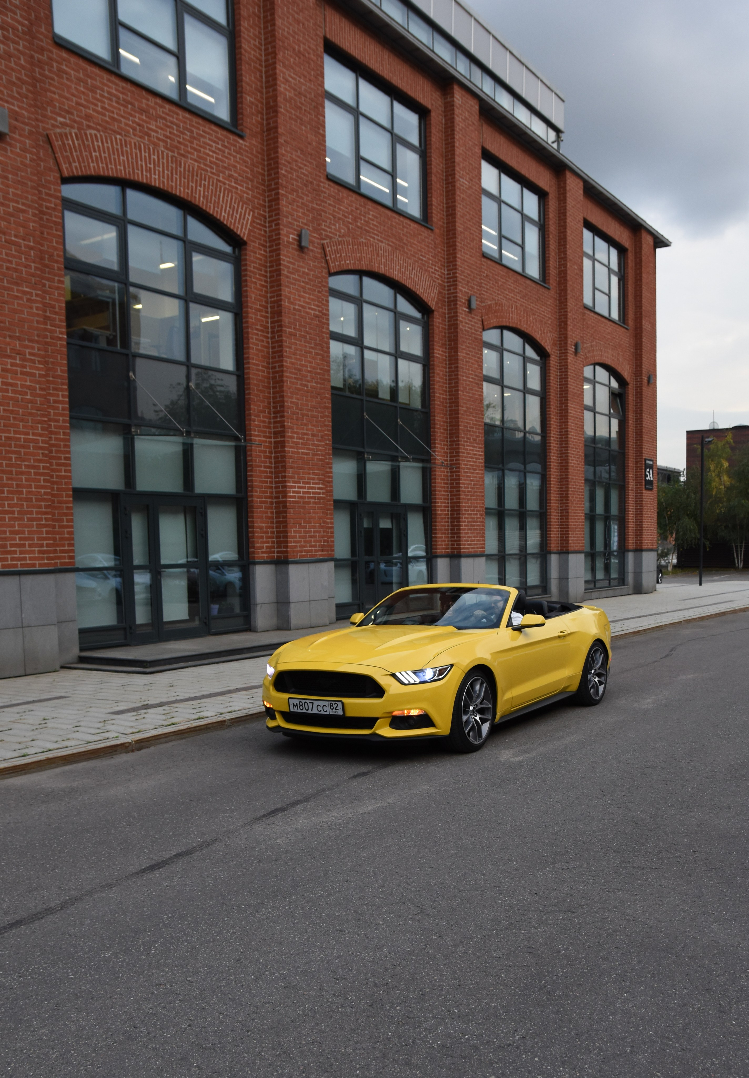 Арма Парк и жёлтый Mustang. Фотограф Лобанов Антон, г. Москва