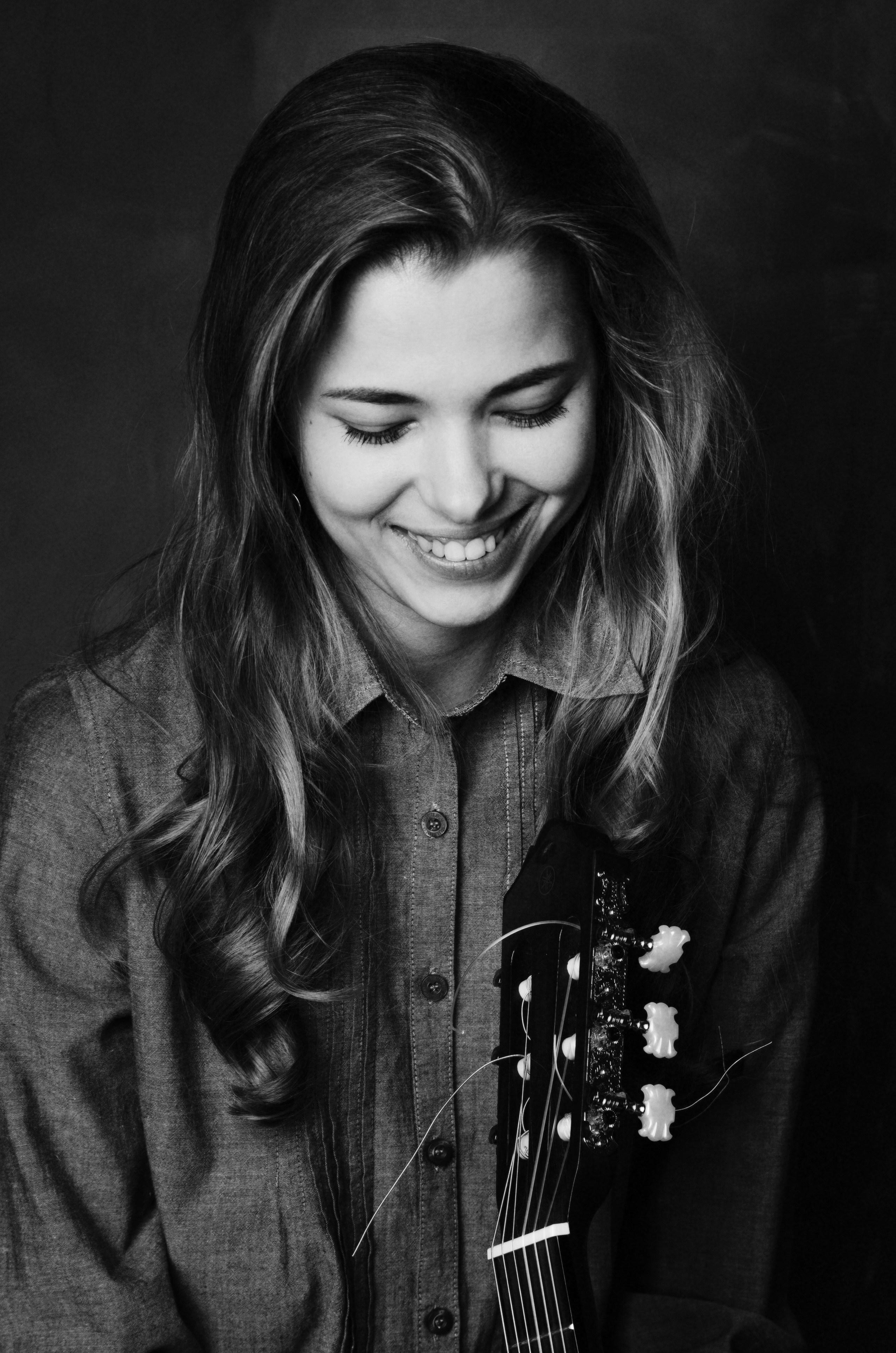 Фотография музыканта, классическая игра на гитаре Германия Мария Смирнова