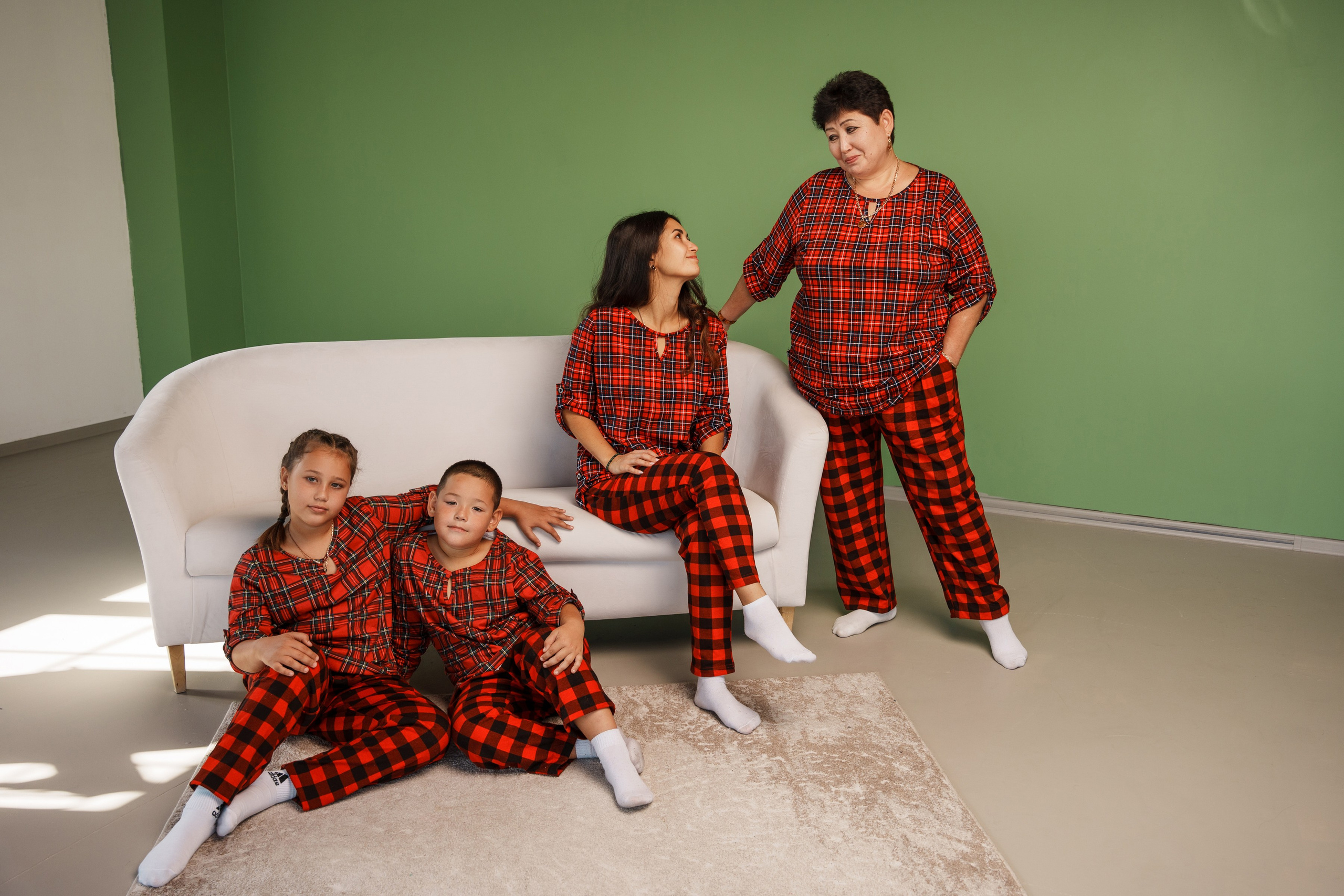 Семейная сьемка в студии с близкими. Ольга Плаксина фотограф в Саратове