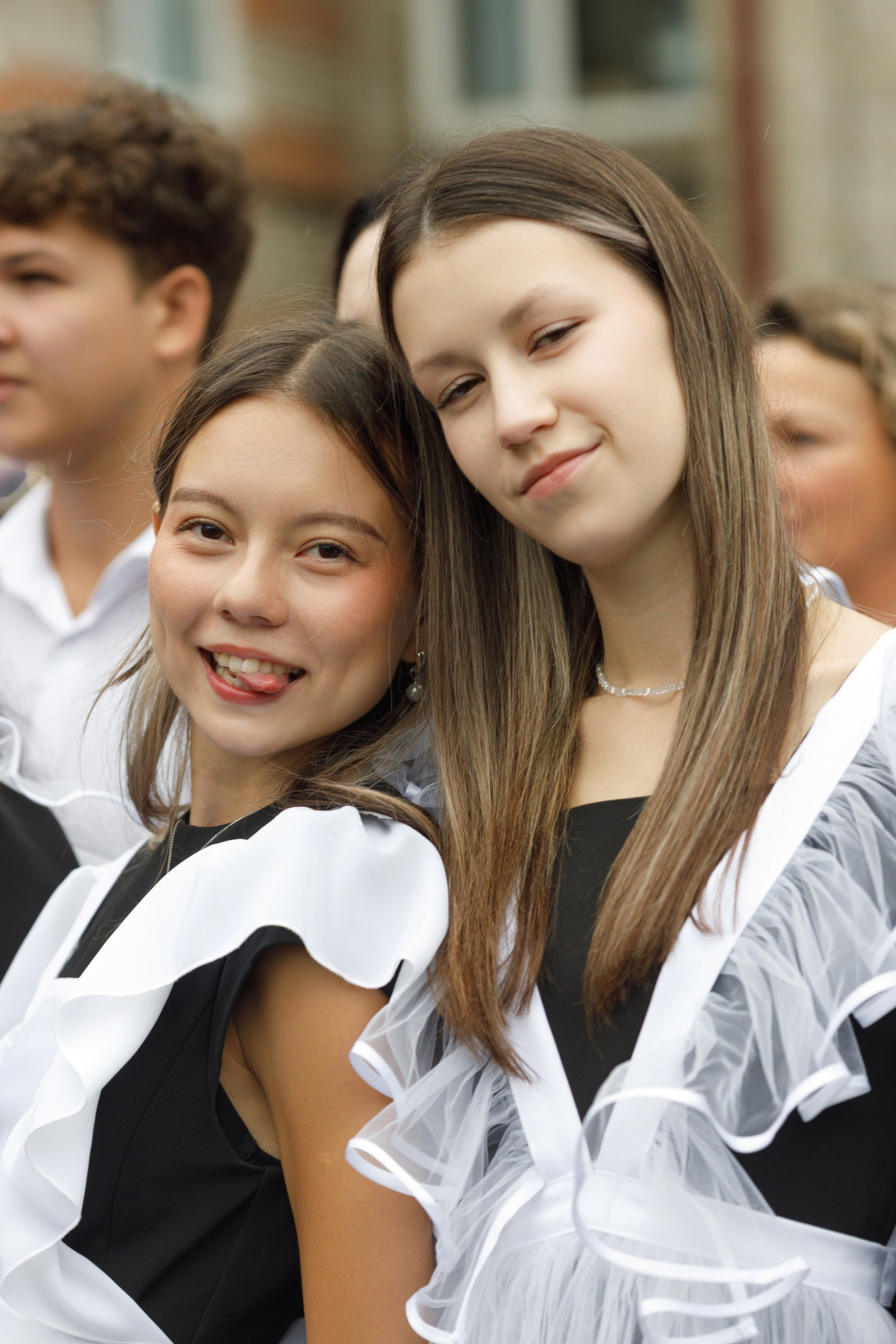 Линейка 11 клас Гимназия Артём. Photoalbum-vl.ru