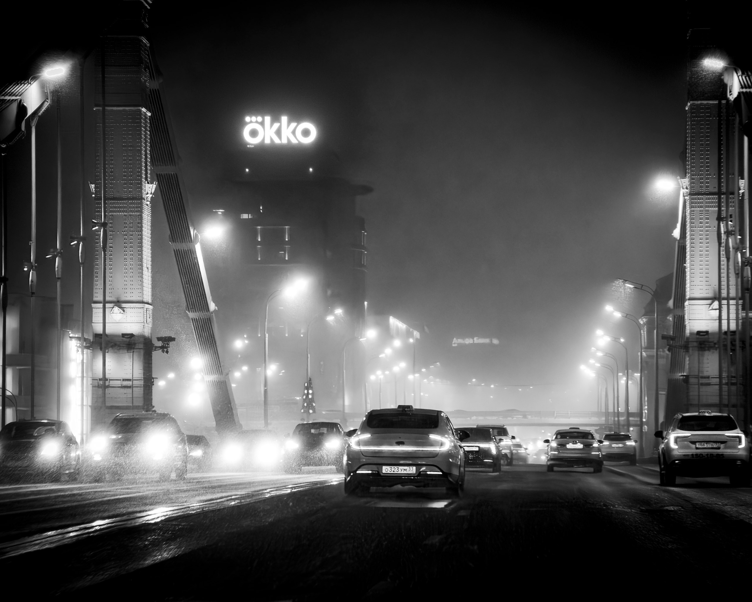 Взгляд незнакомца в уличной суете