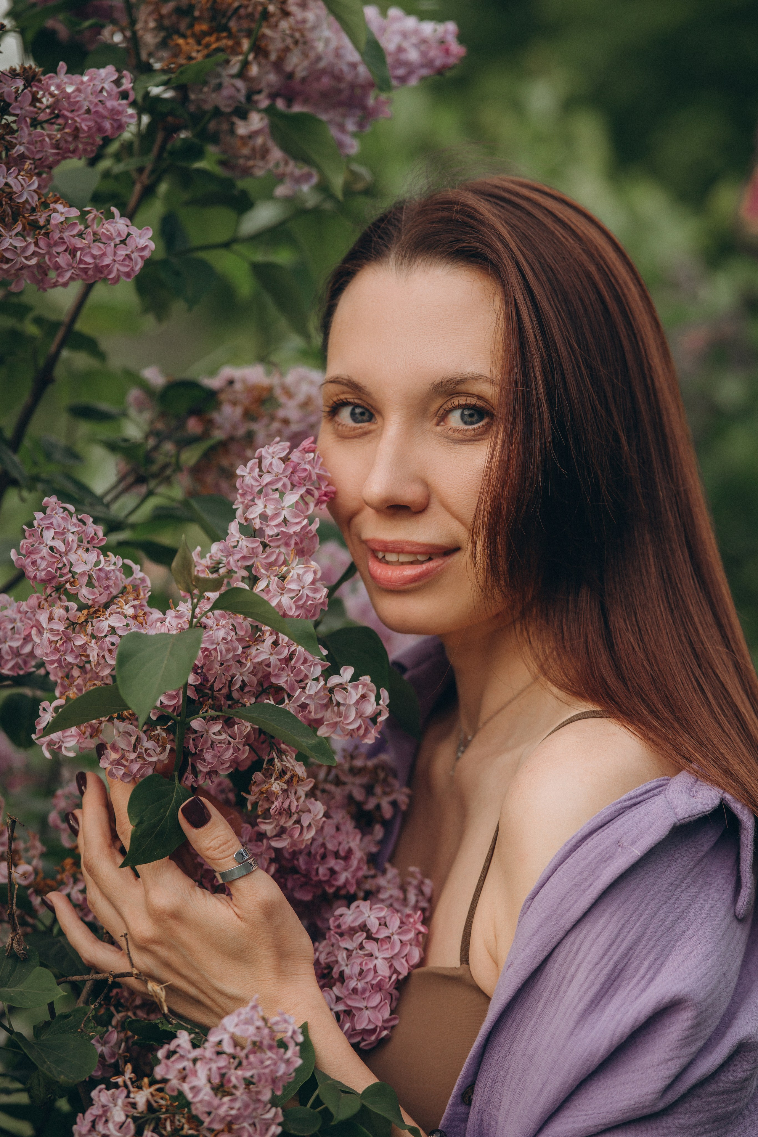 Вика и сирень. Фотограф Людмила Белова