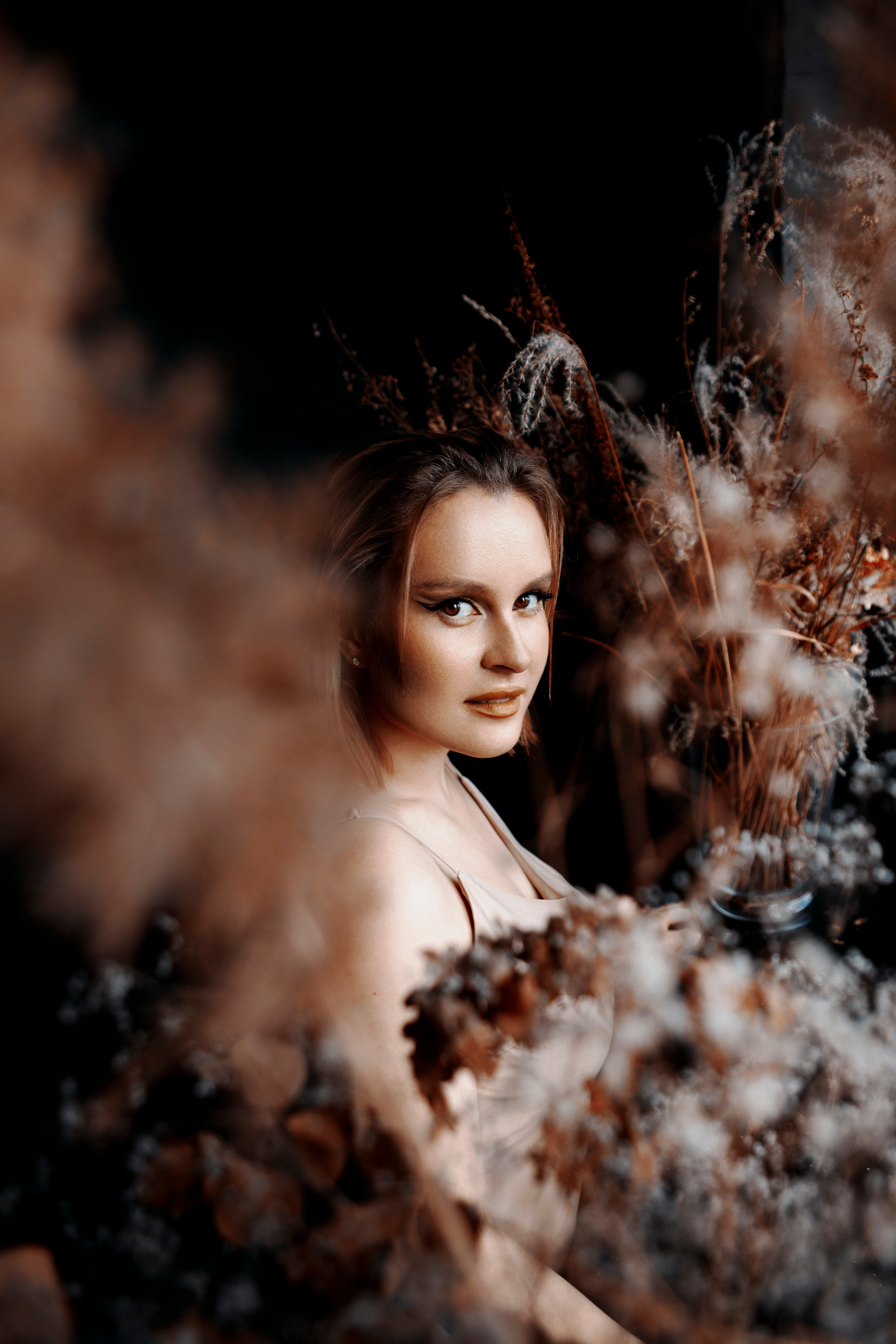 Женский портрет на фоне цветов и сухоцветов.