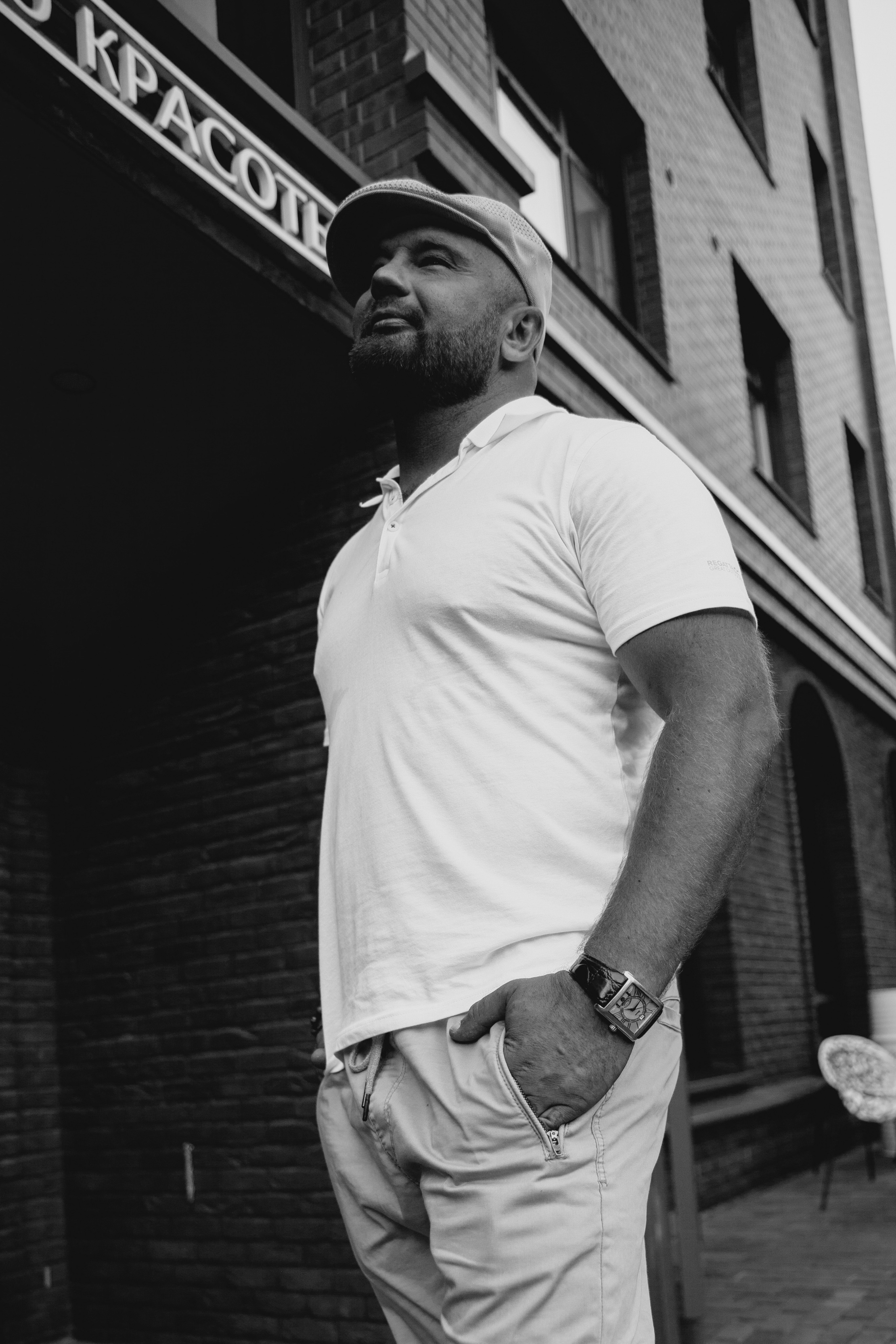 Черно-белое фото мужчины в белом, вид снизу.