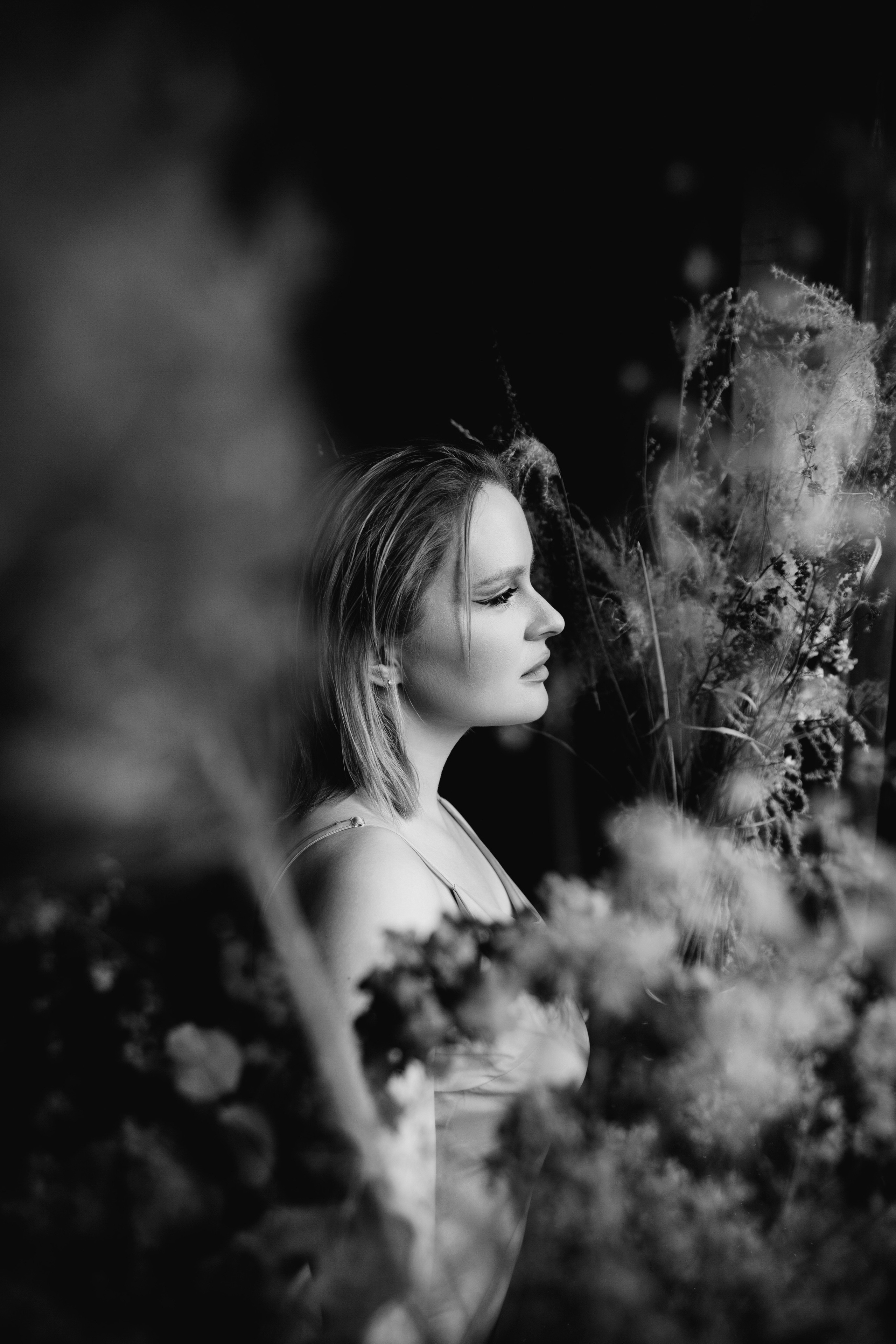 Женский портрет на фоне цветов и сухоцветов.