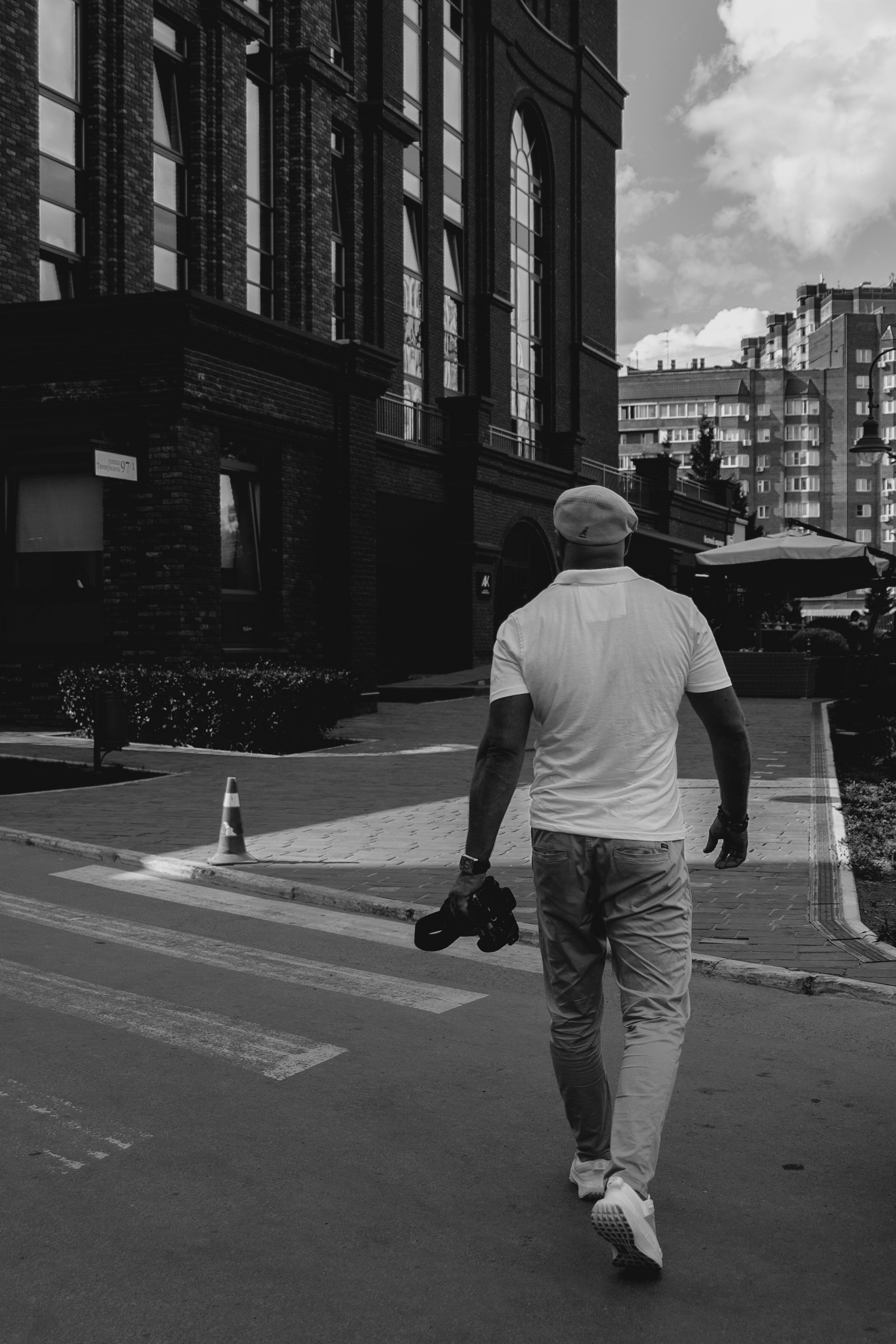 Фото уходящего мужчины в белом, вид со спины.