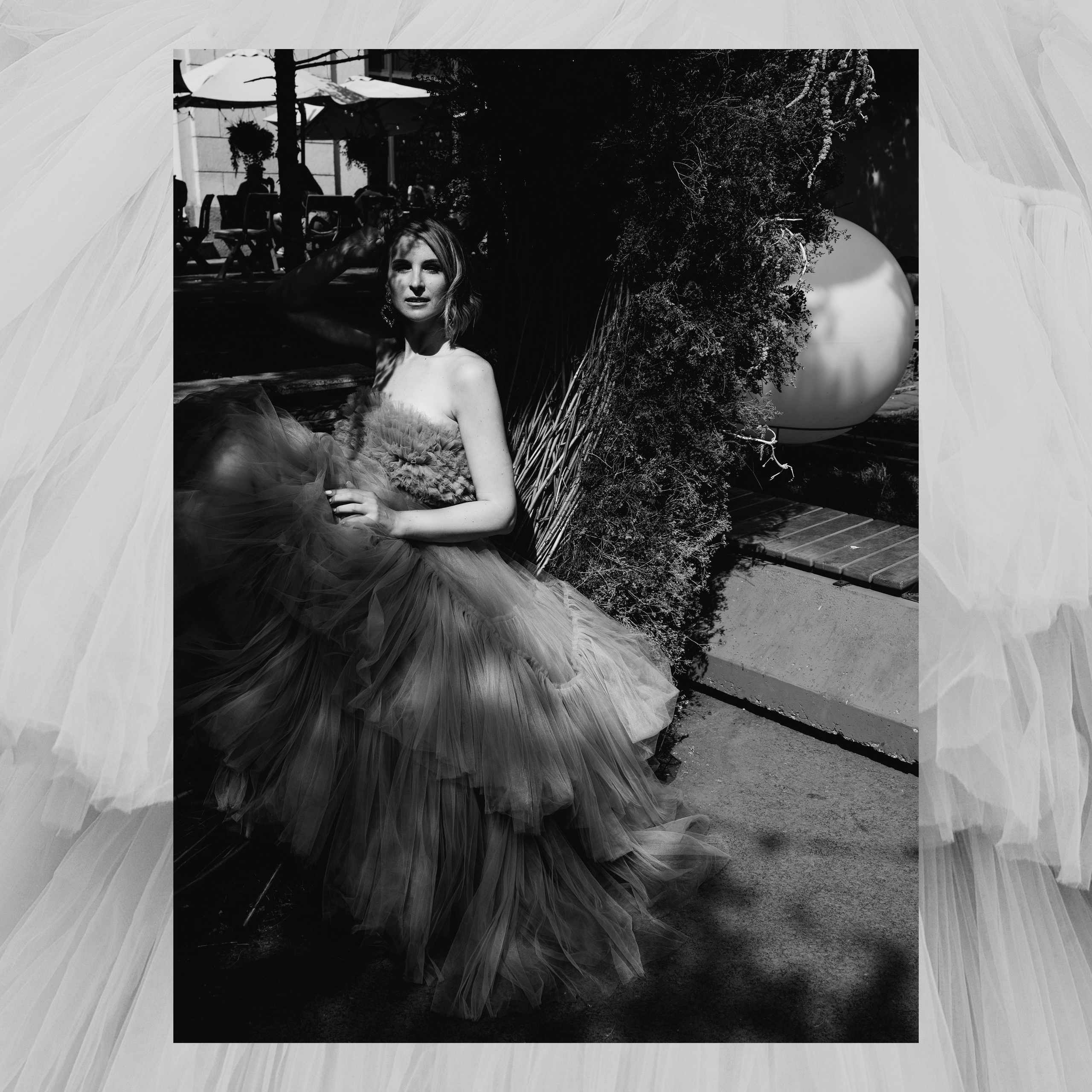 Черно-белое фото девушки в бальном платье.