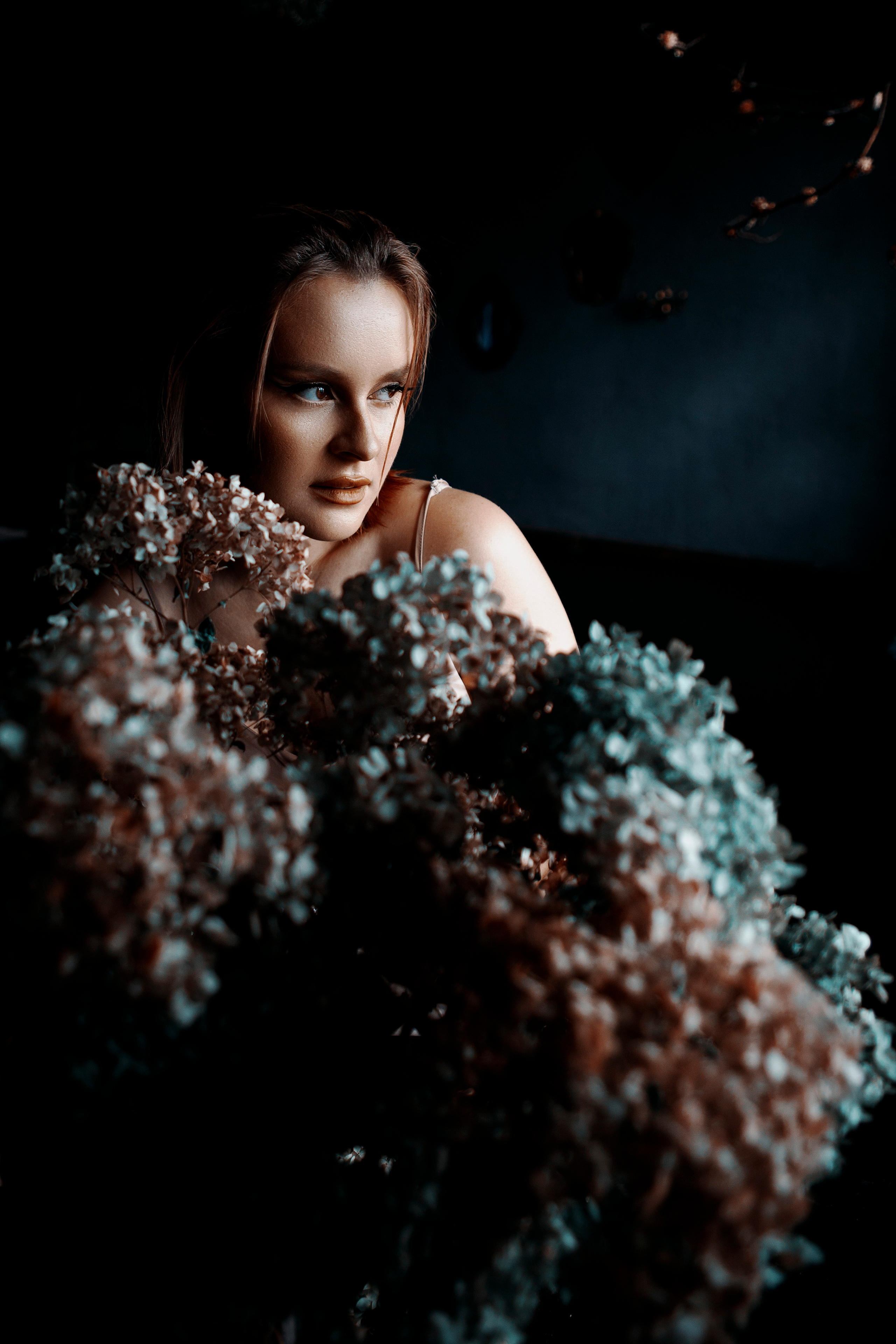 Девушка с сухоцветами.