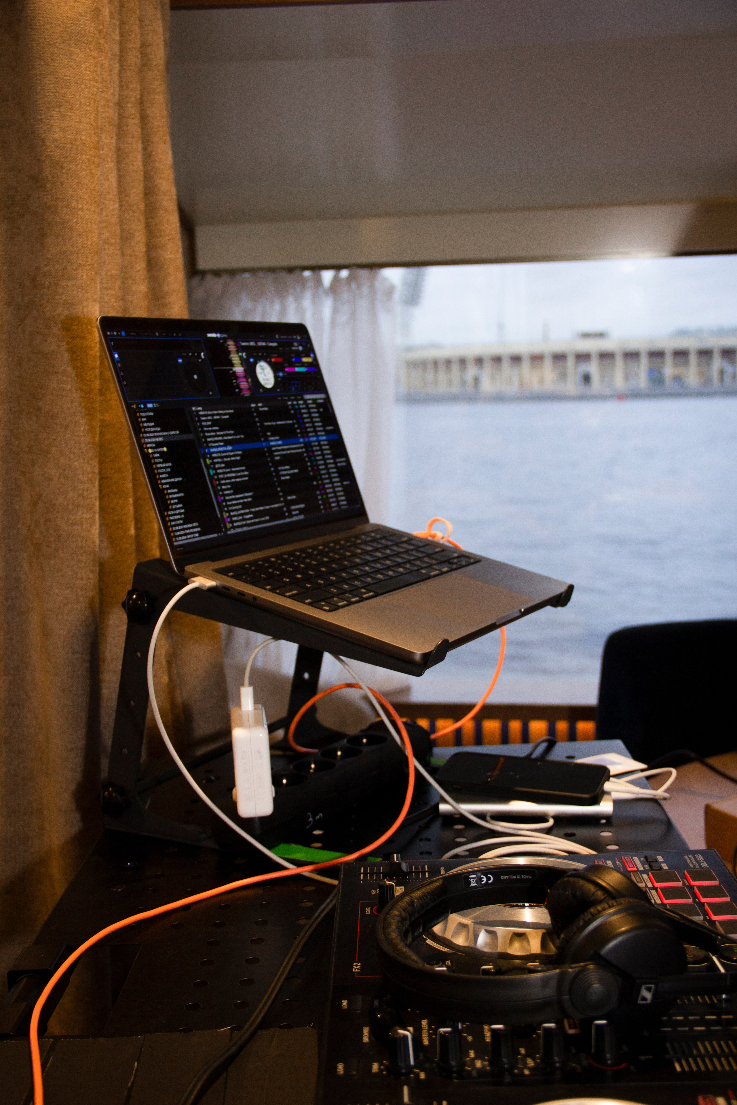 Съемка для сайта аренды катеров в Санкт-Петербурге, подготовка к свадебной прогулке по рекам и каналам. Фотограф в Санкт-Петербурге Смирнова Диана