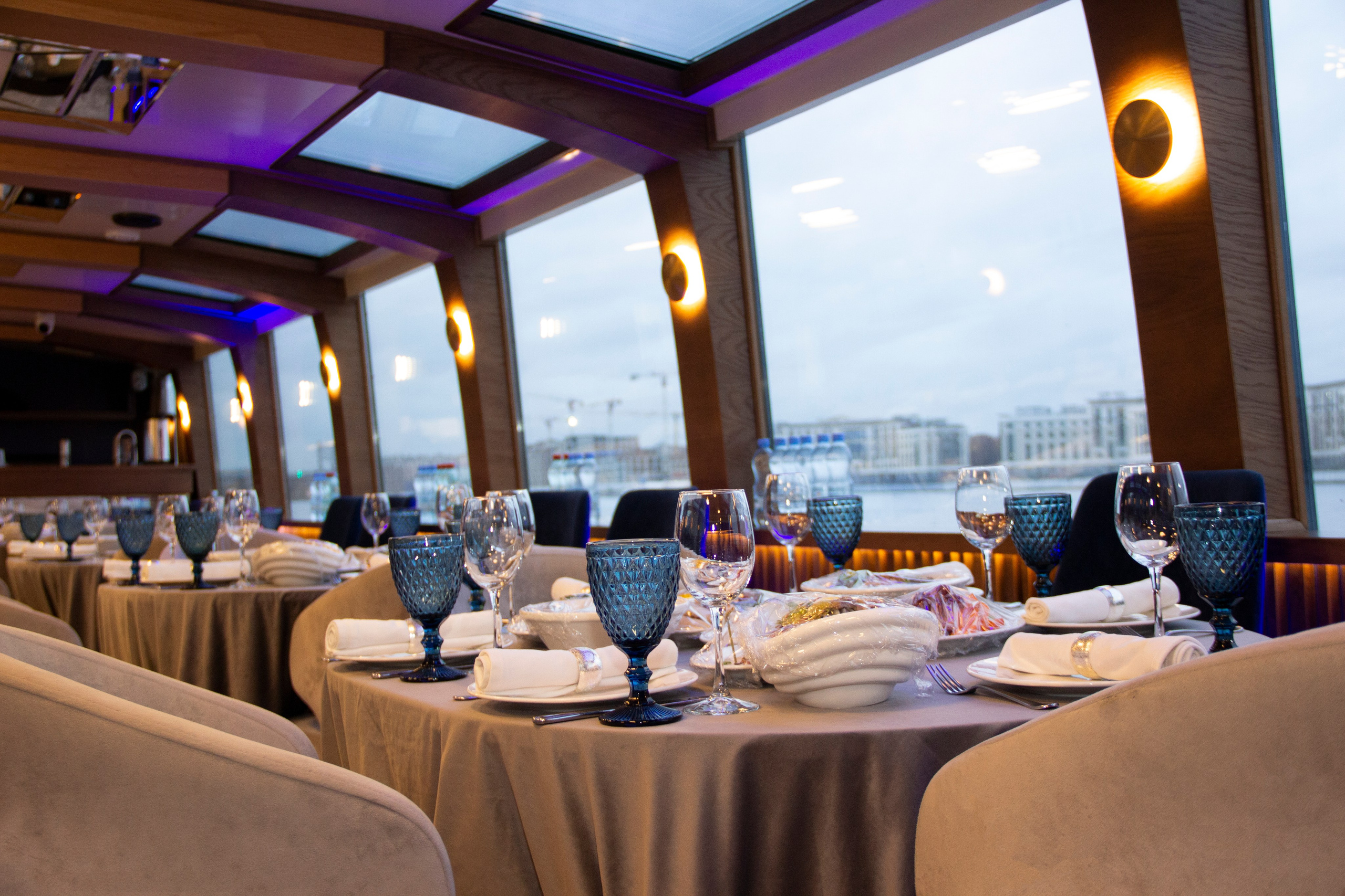 Съемка для сайта аренды катеров в Санкт-Петербурге, подготовка к свадебной прогулке по рекам и каналам. Фотограф в Санкт-Петербурге Смирнова Диана