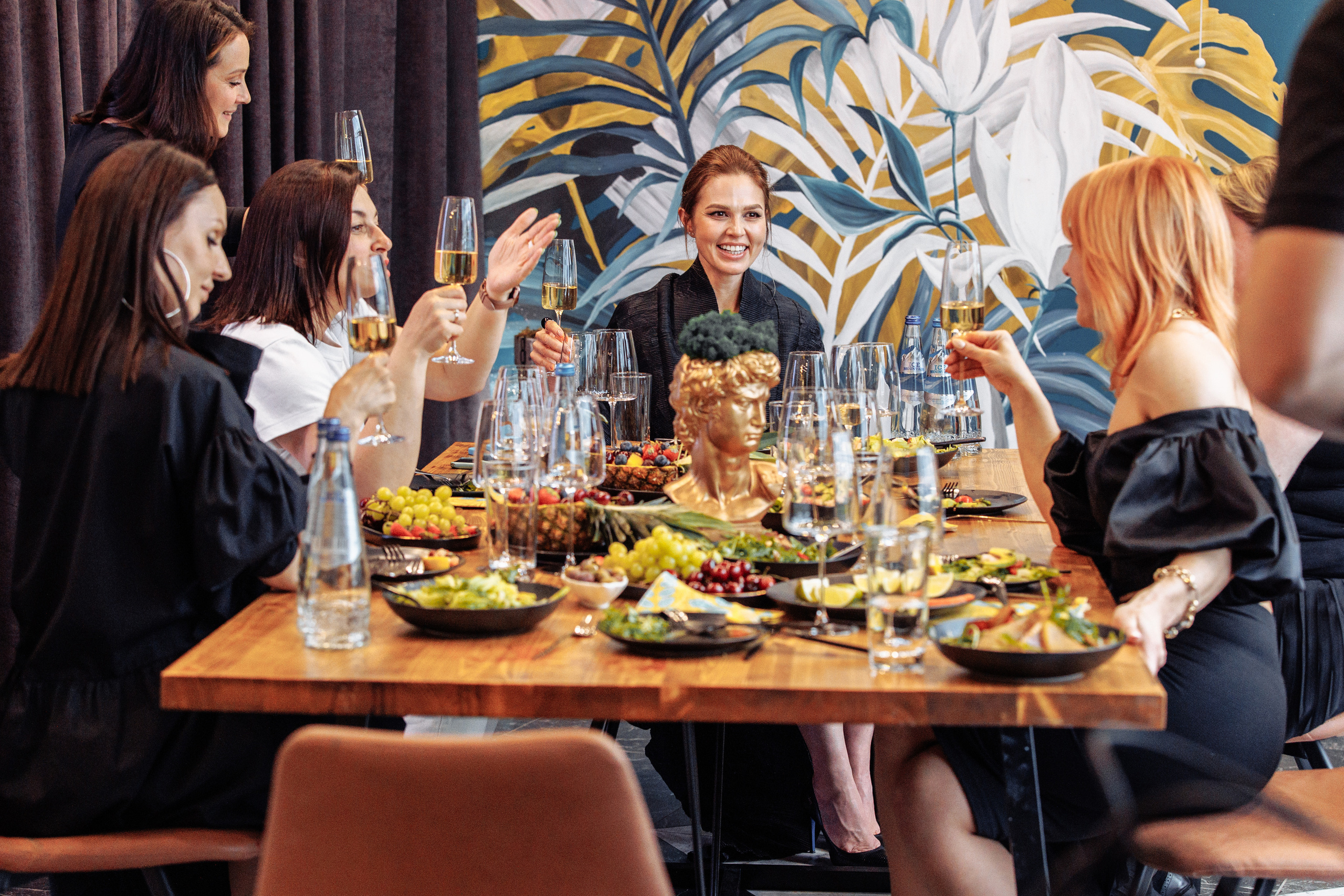 Банкет девушек. Колористика Victory photo