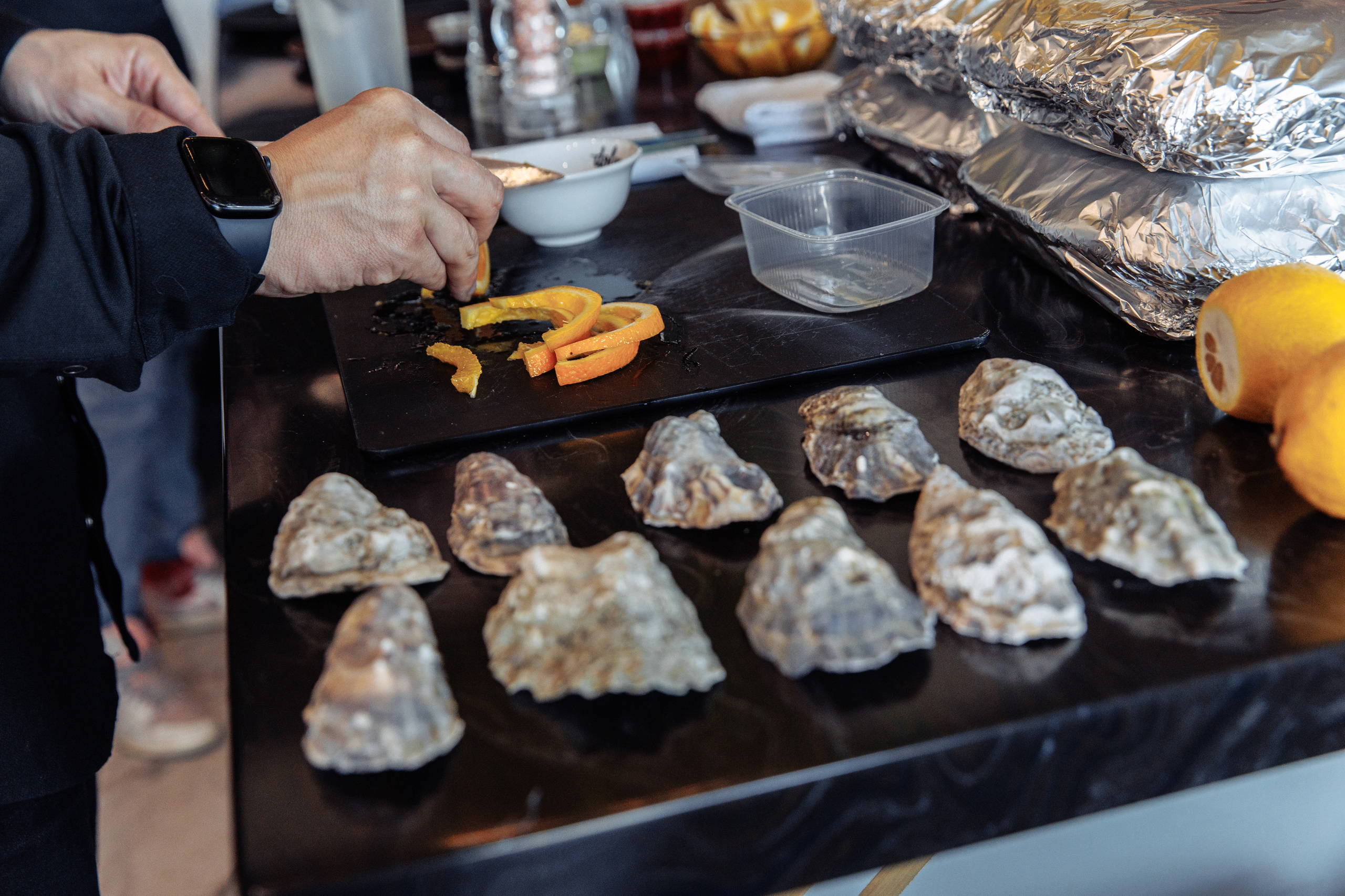 Устрицы на подносе. Цветокоррекция Victory photo