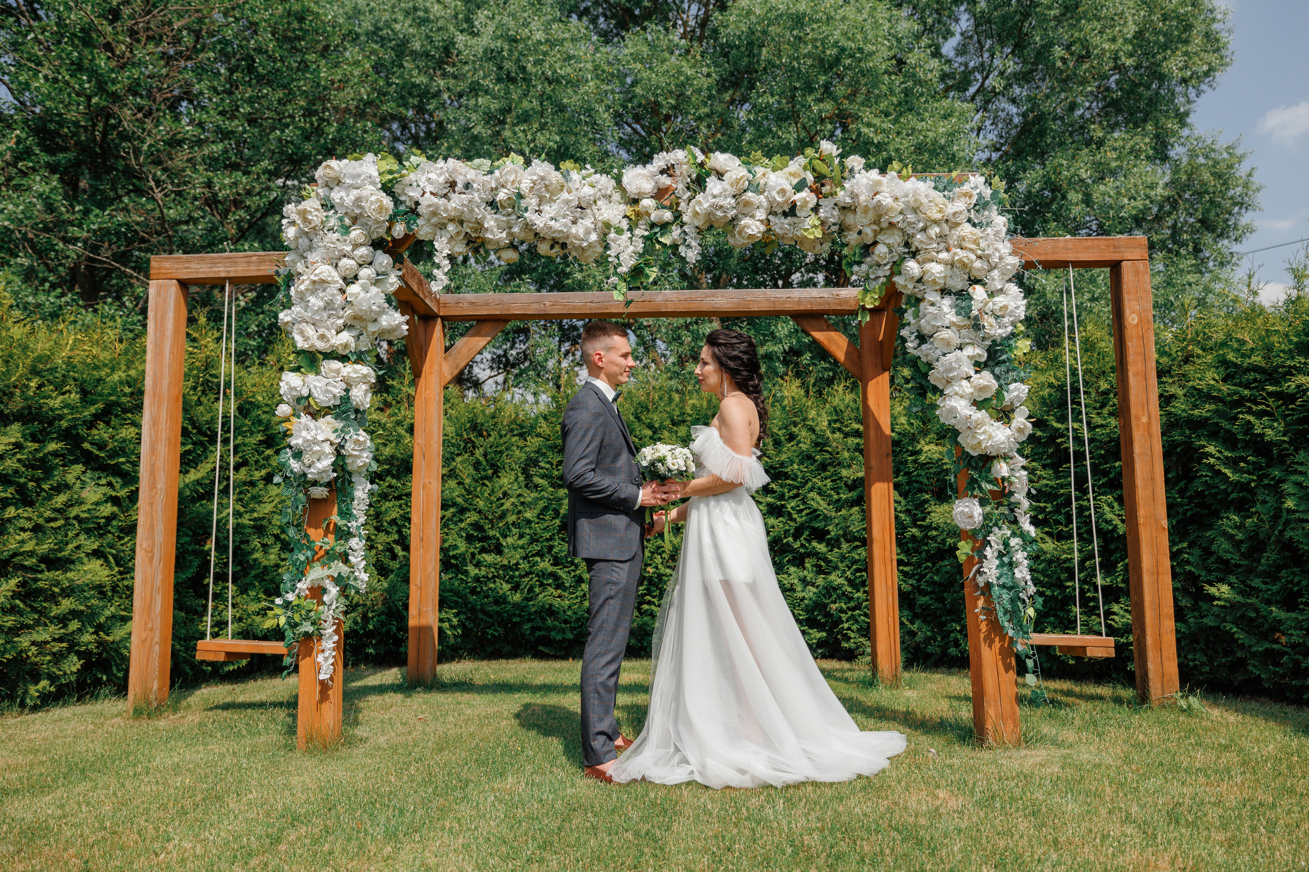 Жених и невеста под аркой. Колористика Victory photo