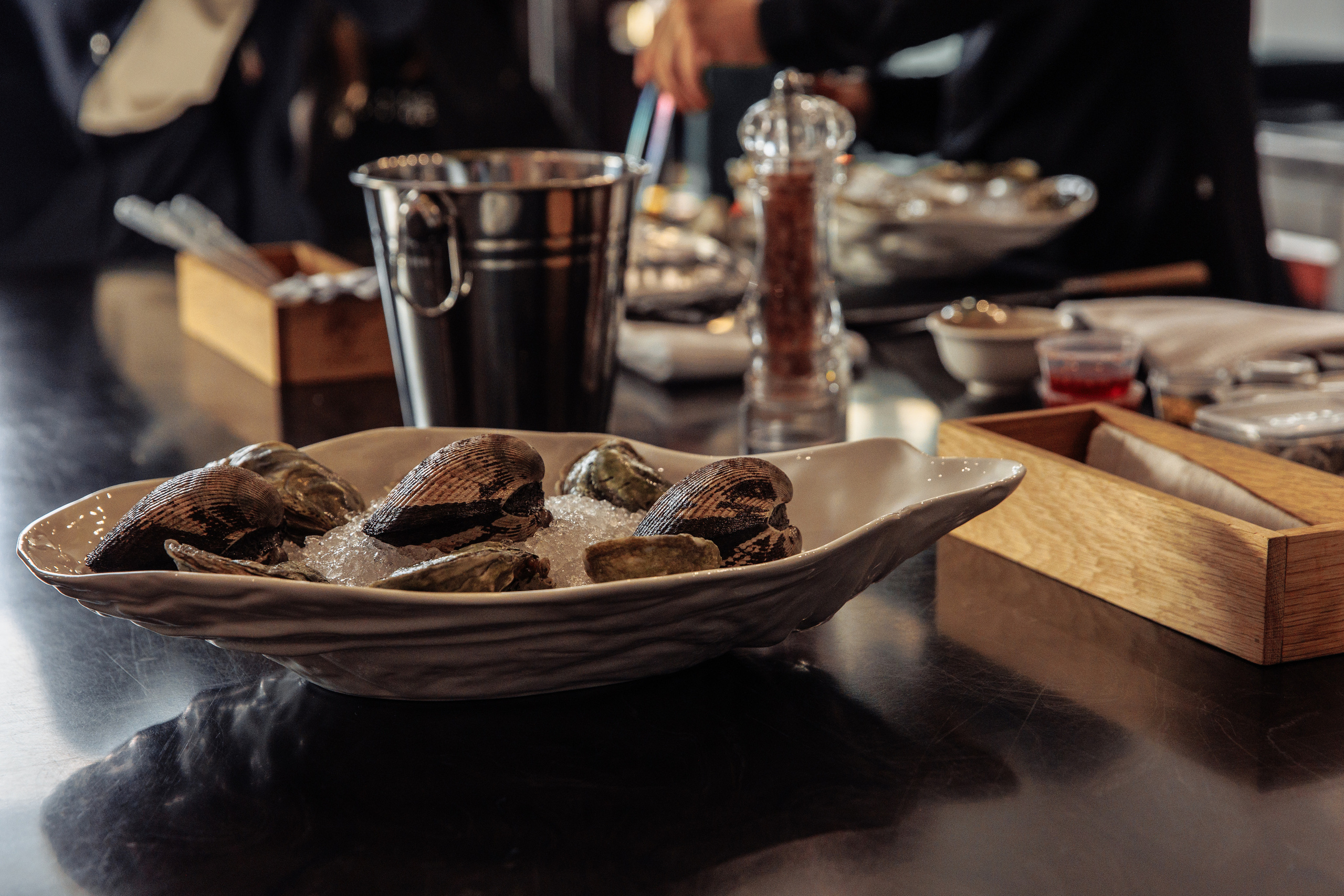 Устрицы на столе. Колористика Victory photo