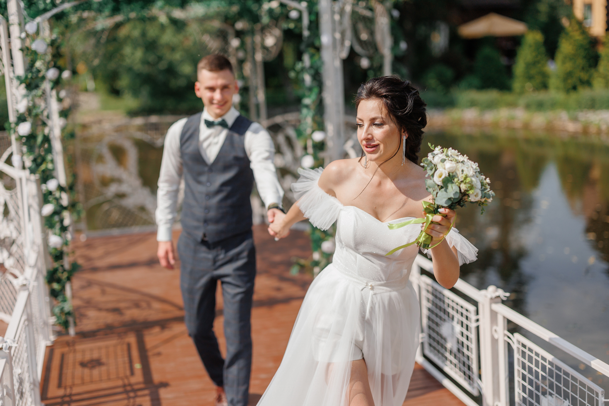 Жених и невеста бегут. Цветокоррекция Victory photo