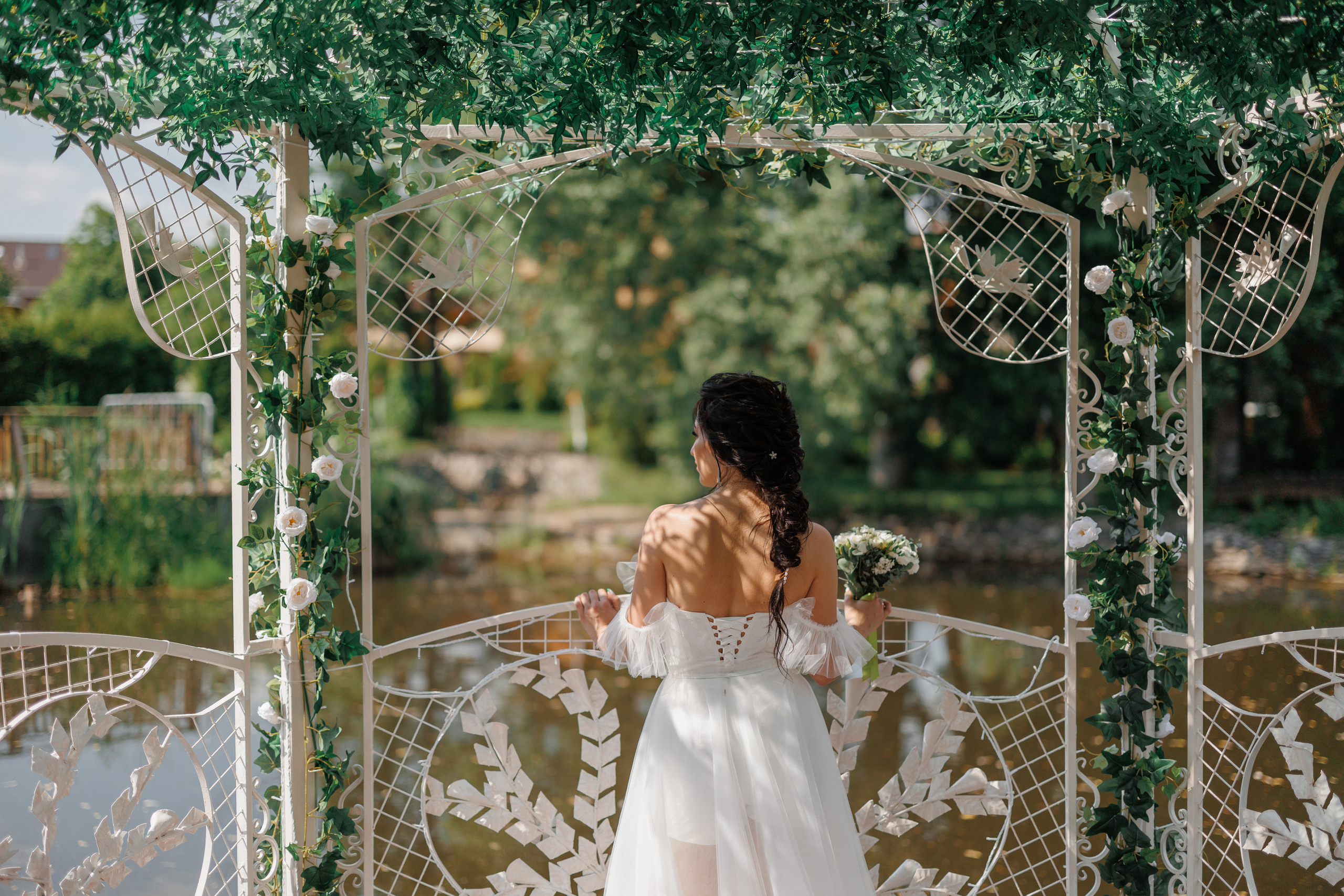 Невеста гуляет на озере. Цветокоррекция Victory photo