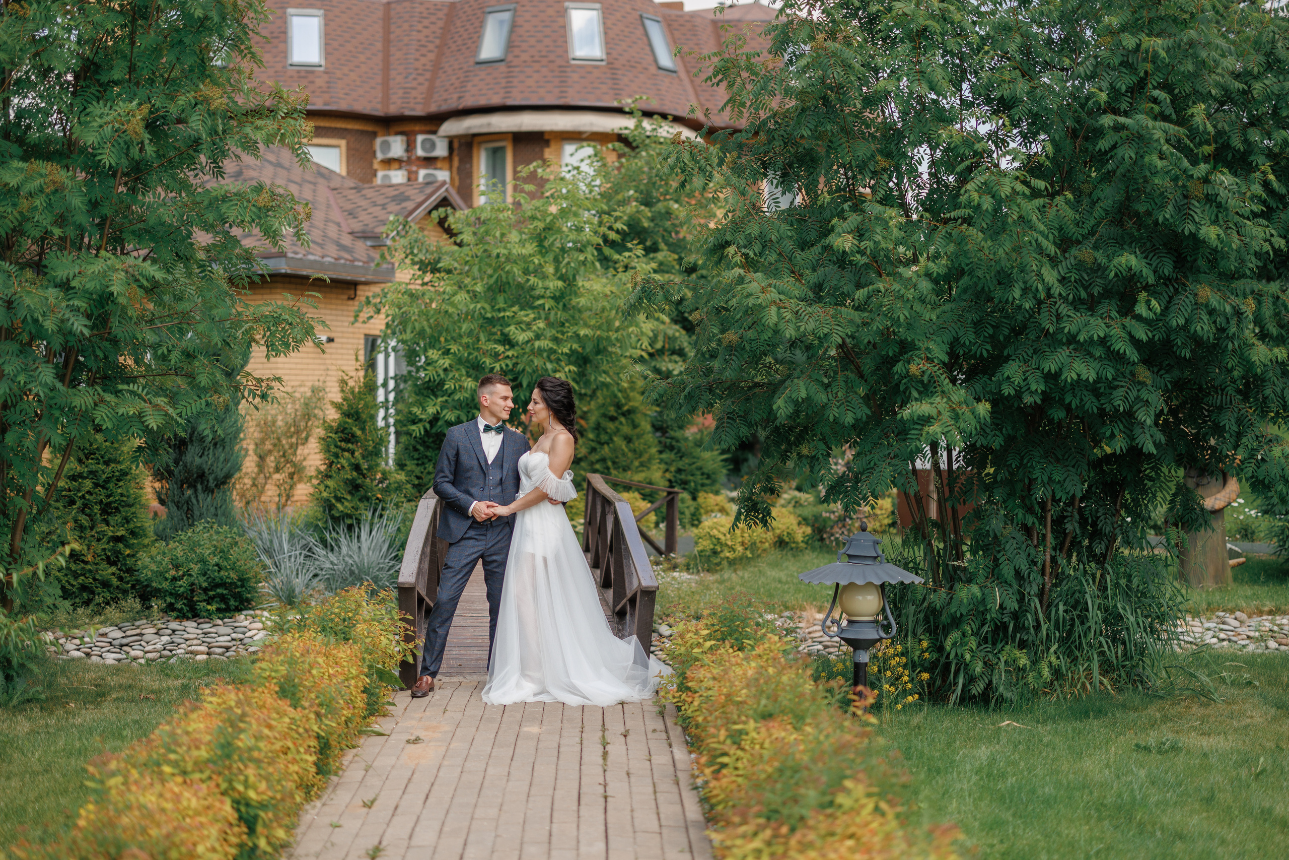 Жених и невеста на природе. Колористика Victory photo