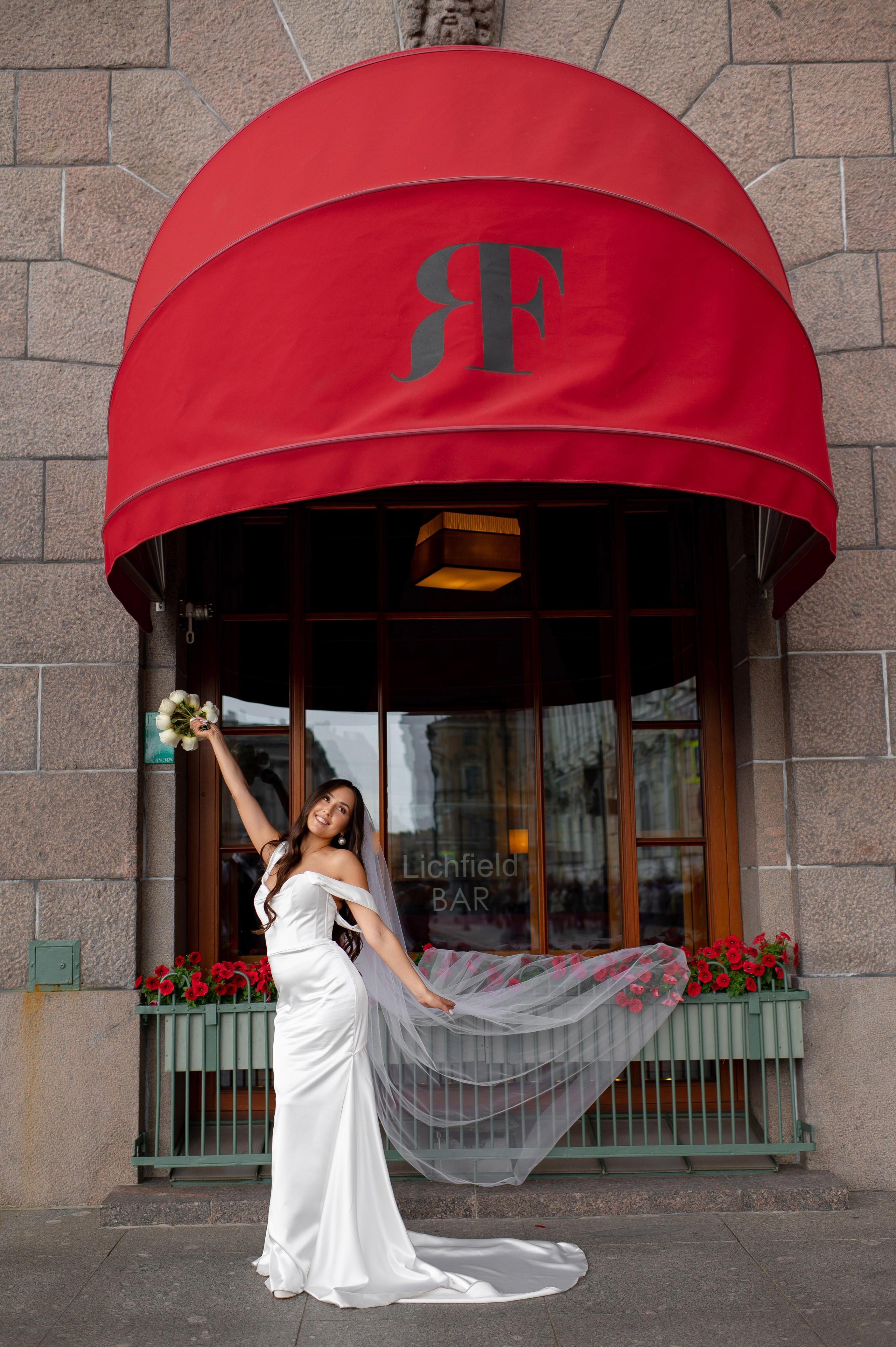 Классическая свадебная фотосессия Аины и Антона по самым красивым местам для свадебной прогулки в Санкт-Петербурге. Портретный, семейный и свадебный фотограф в Санкт-Петербурге и в Пушкине Ширяев Денис