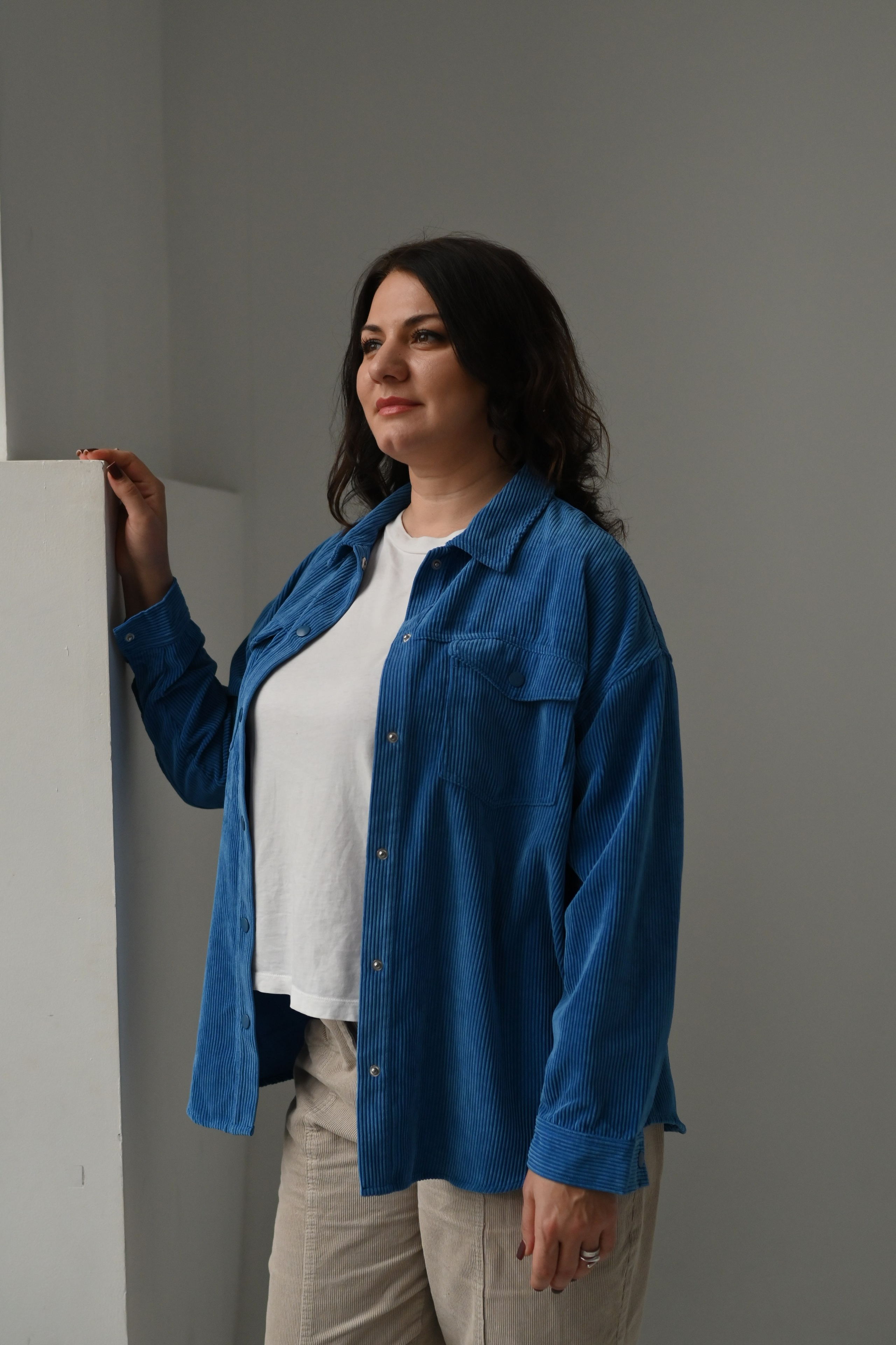 Стоя, средний план, естественный свет