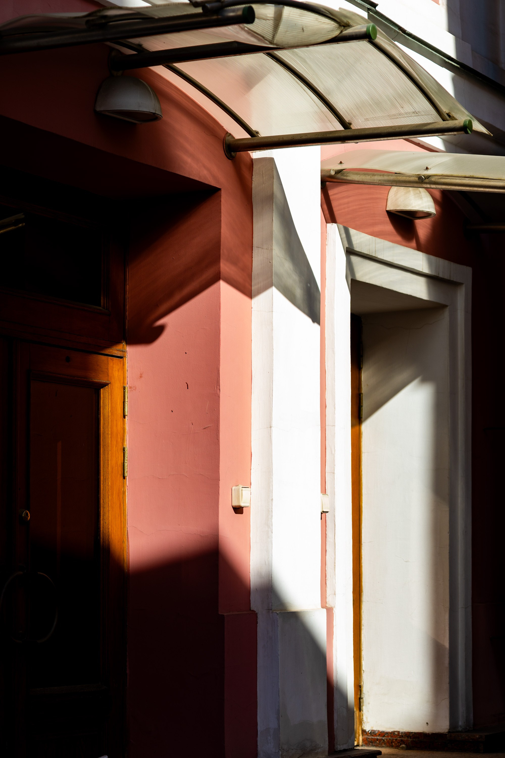 Свет и тень в городе. Фотограф в Москве. Шахабудин