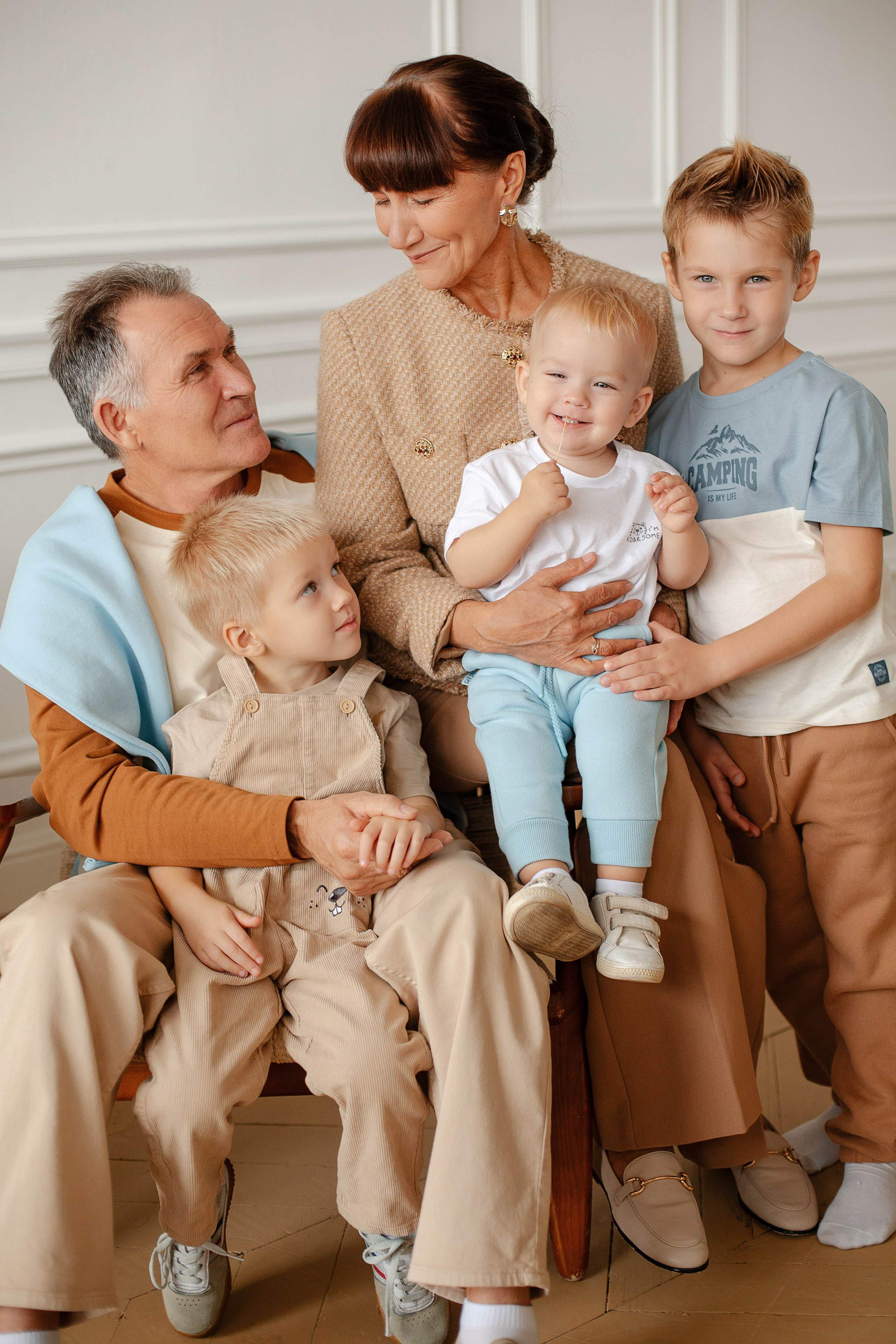 Фотосессия большой семьи в студии