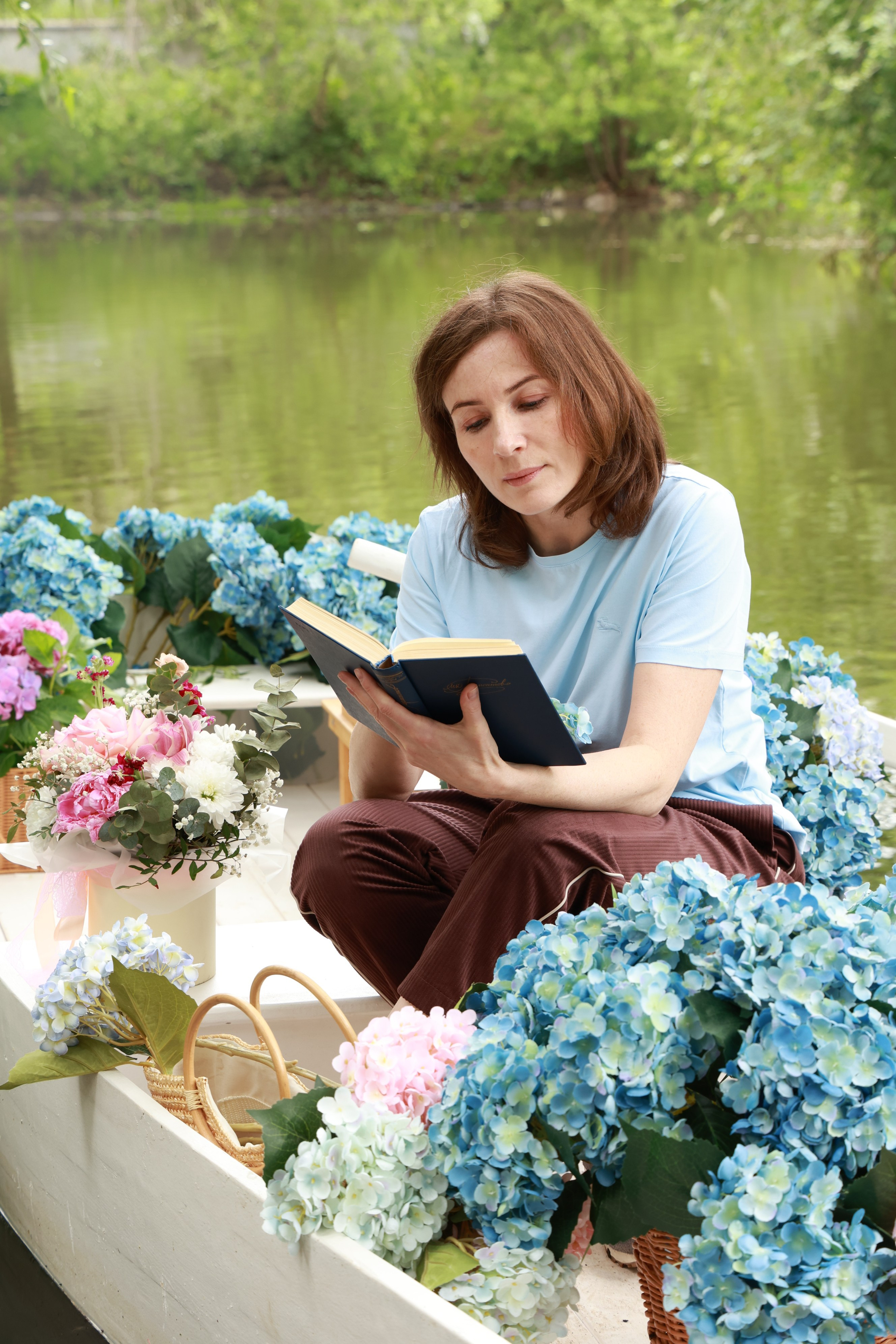 Фотосессия в лодке, лодка, озеро, платье, книга, шляпа, зонт, перчатки, весла, лето. Свадебный, семейный, женский и детский фотограф из Екатеринбурга