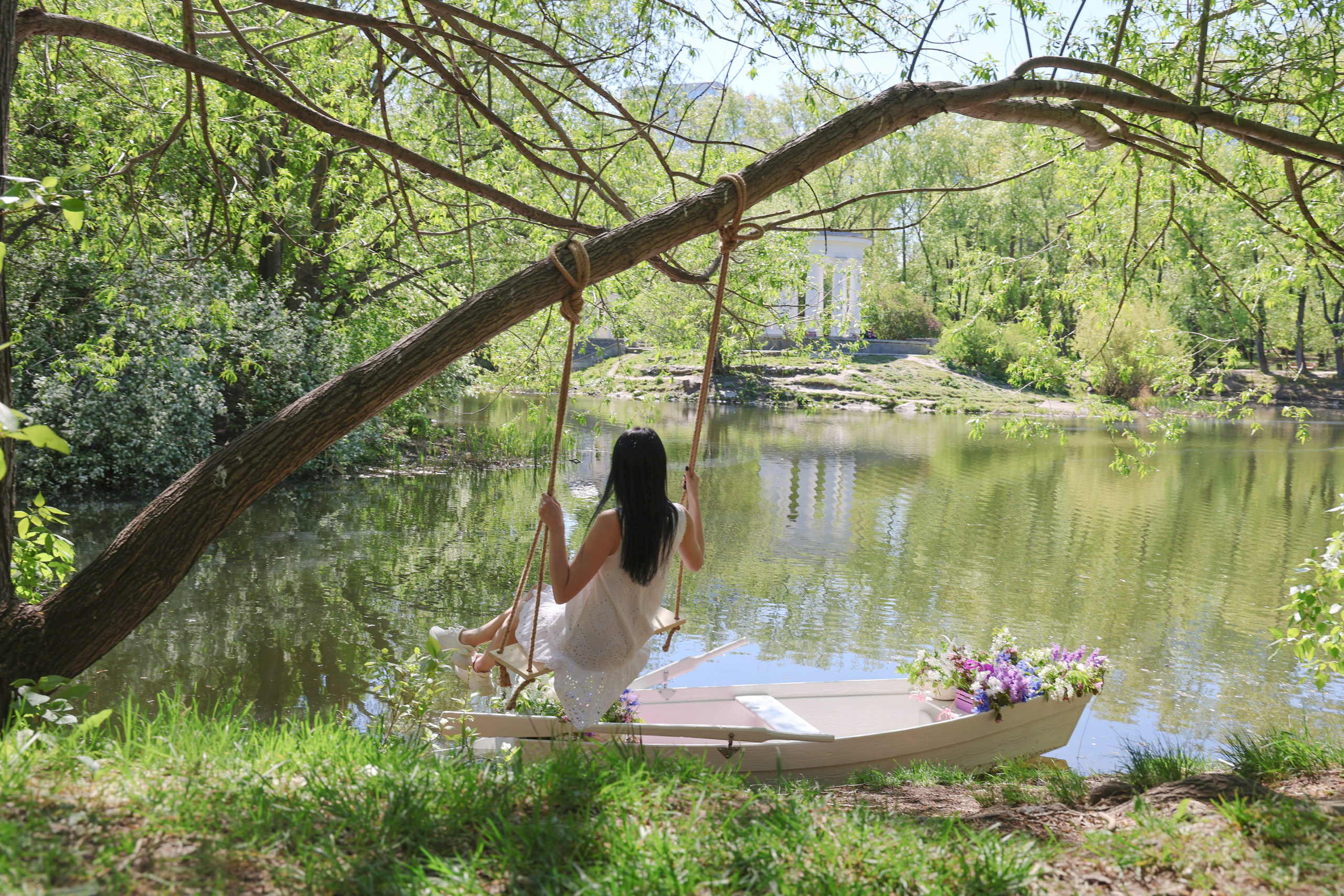 Фотосессия в лодке, лодка, озеро, платье, книга, шляпа, зонт, перчатки, весла, лето. Свадебный, семейный, женский и детский фотограф из Екатеринбурга