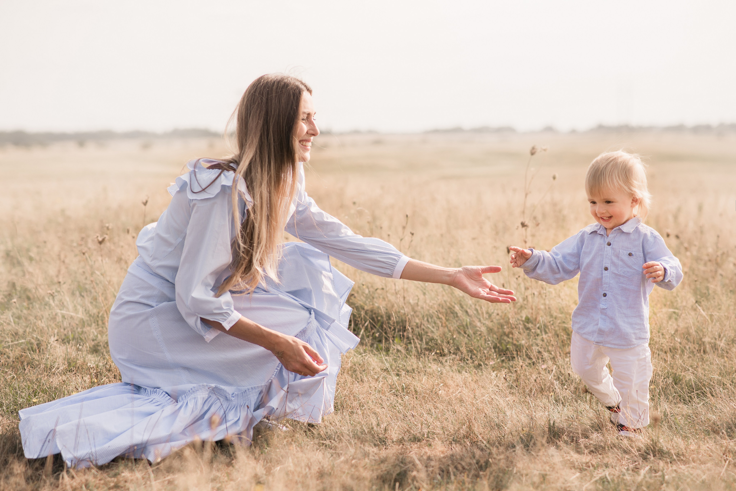 Entdecken Sie eine professionelle Familienfotoserie im Freien. Natürliche Posen, warme Farben und authentische Momente für moderne Familienfotografie.